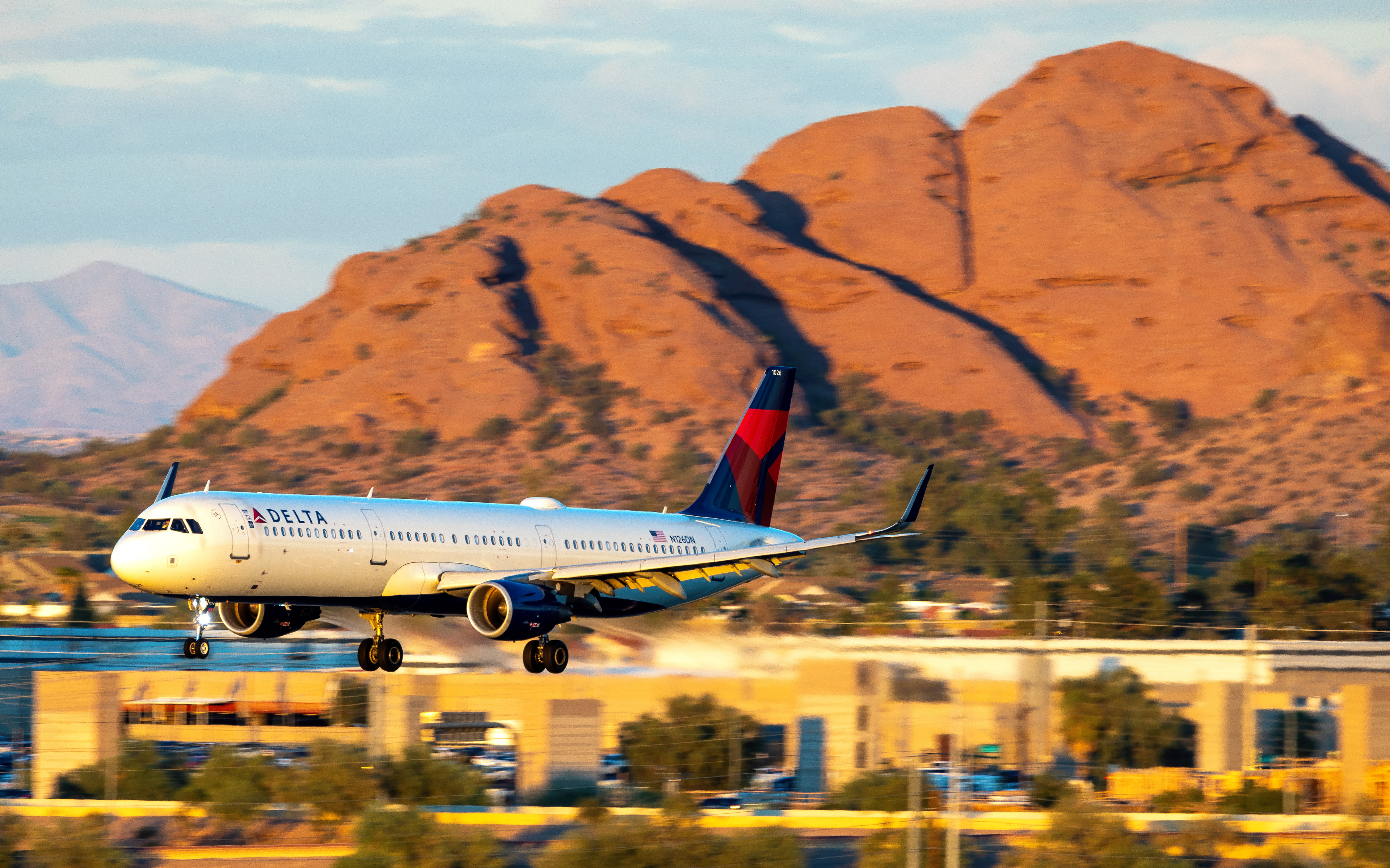 Delta Airbus A321 in Phoenix, AZ