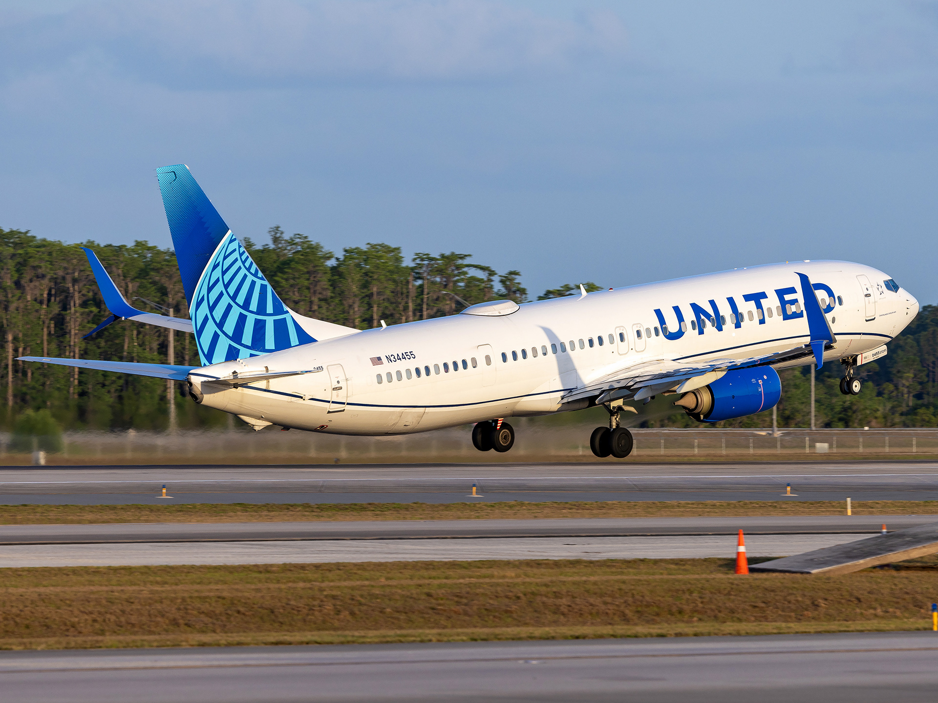 United Boeing 737-900 in Orlando, FL
