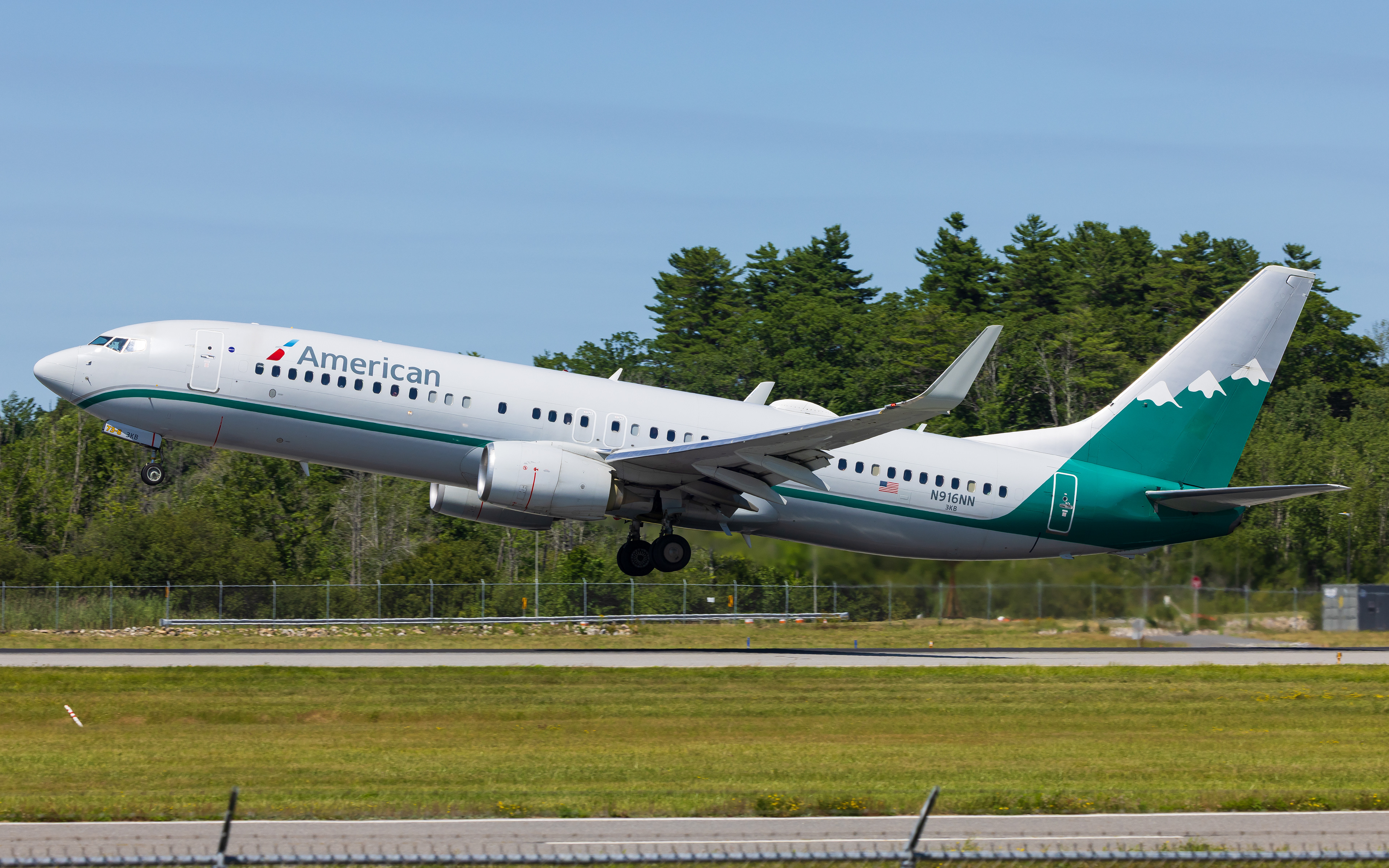 American Boeing 737-800 in Portland, ME - Reno Air Retro Livery