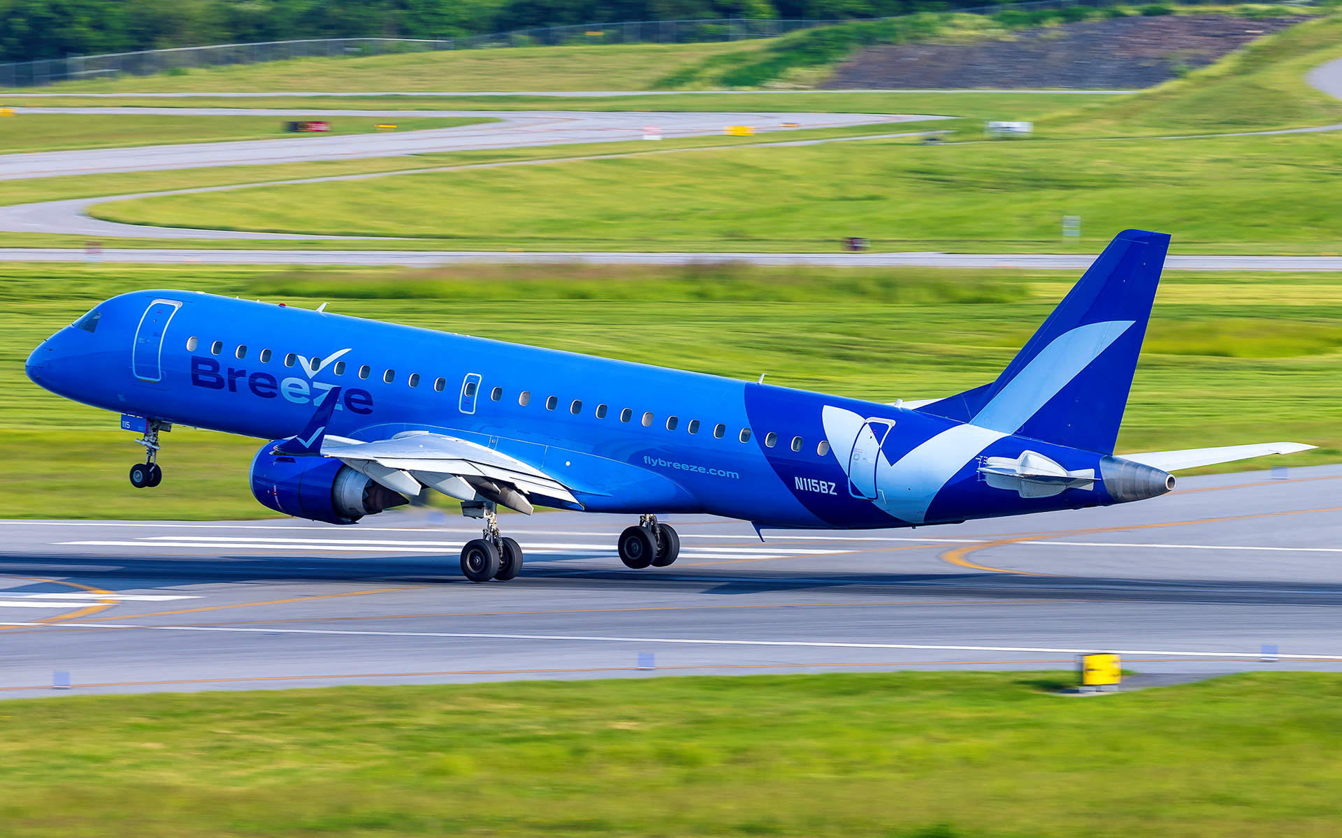Breeze Embraer E-190 in Portland, ME