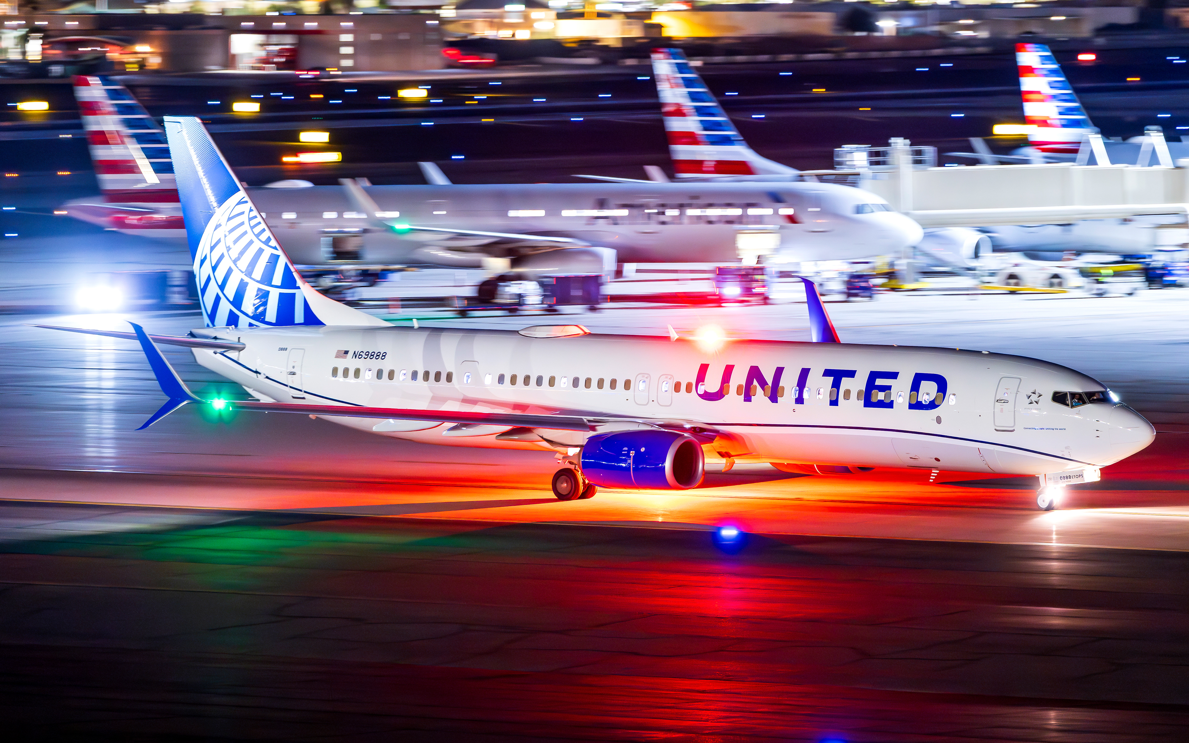 United Boeing 737-900 in Phoenix, AZ