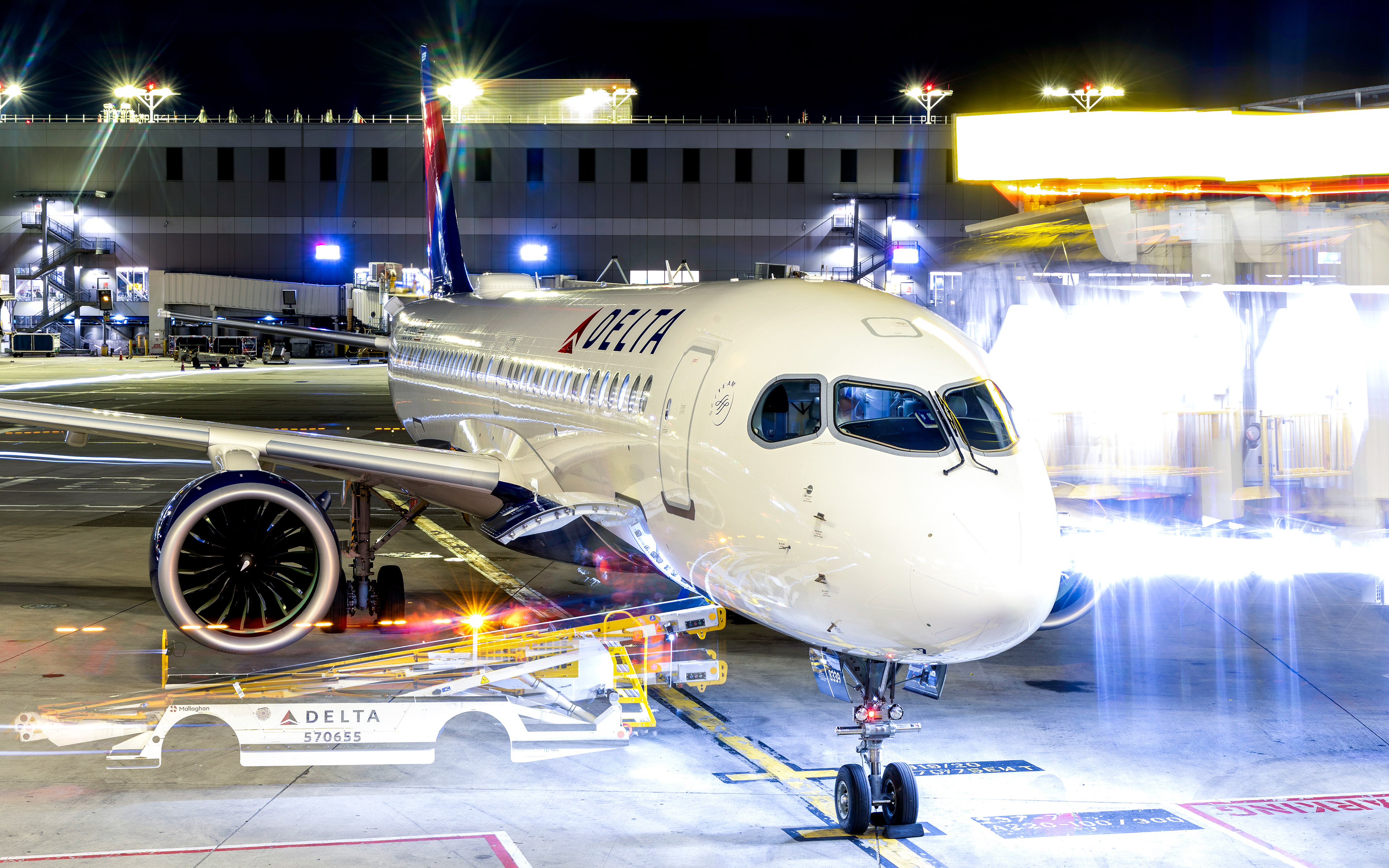 Delta Airbus A220-300 in New York (LGA)