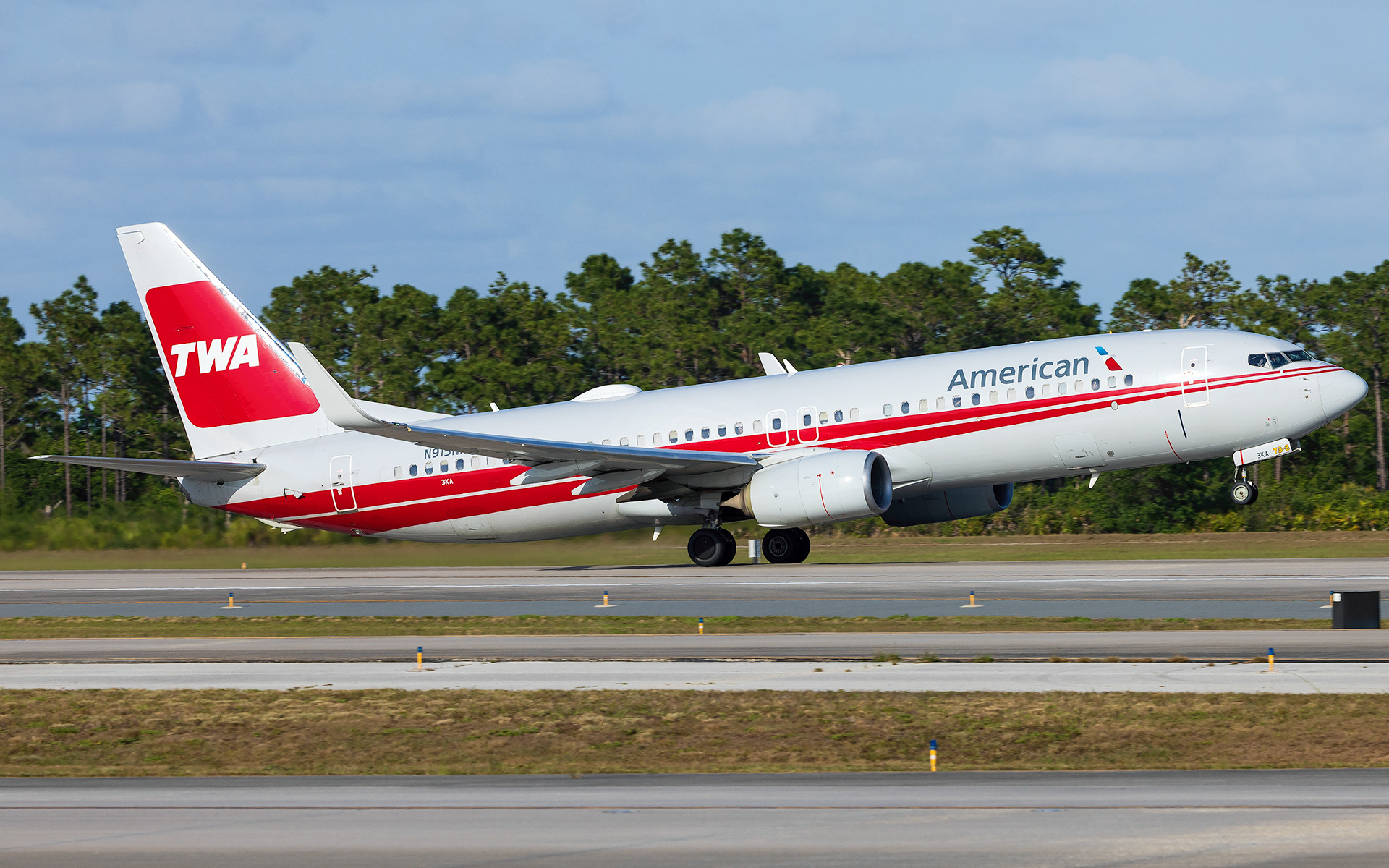 American Boeing 737-800 in Orlando, FL - TWA Retro Livery
