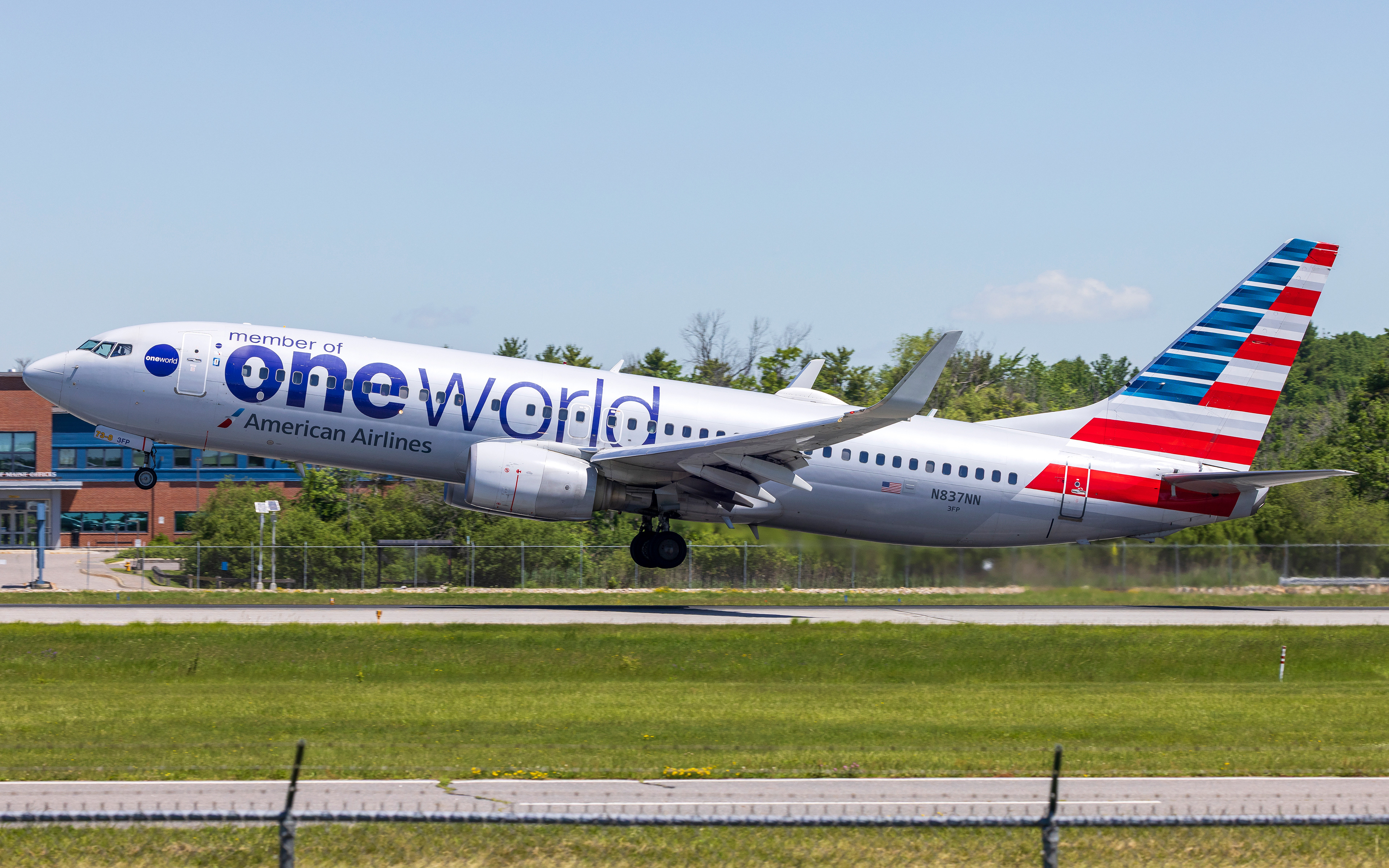 American Boeing 737-800 in Portland, ME - Oneworld Livery