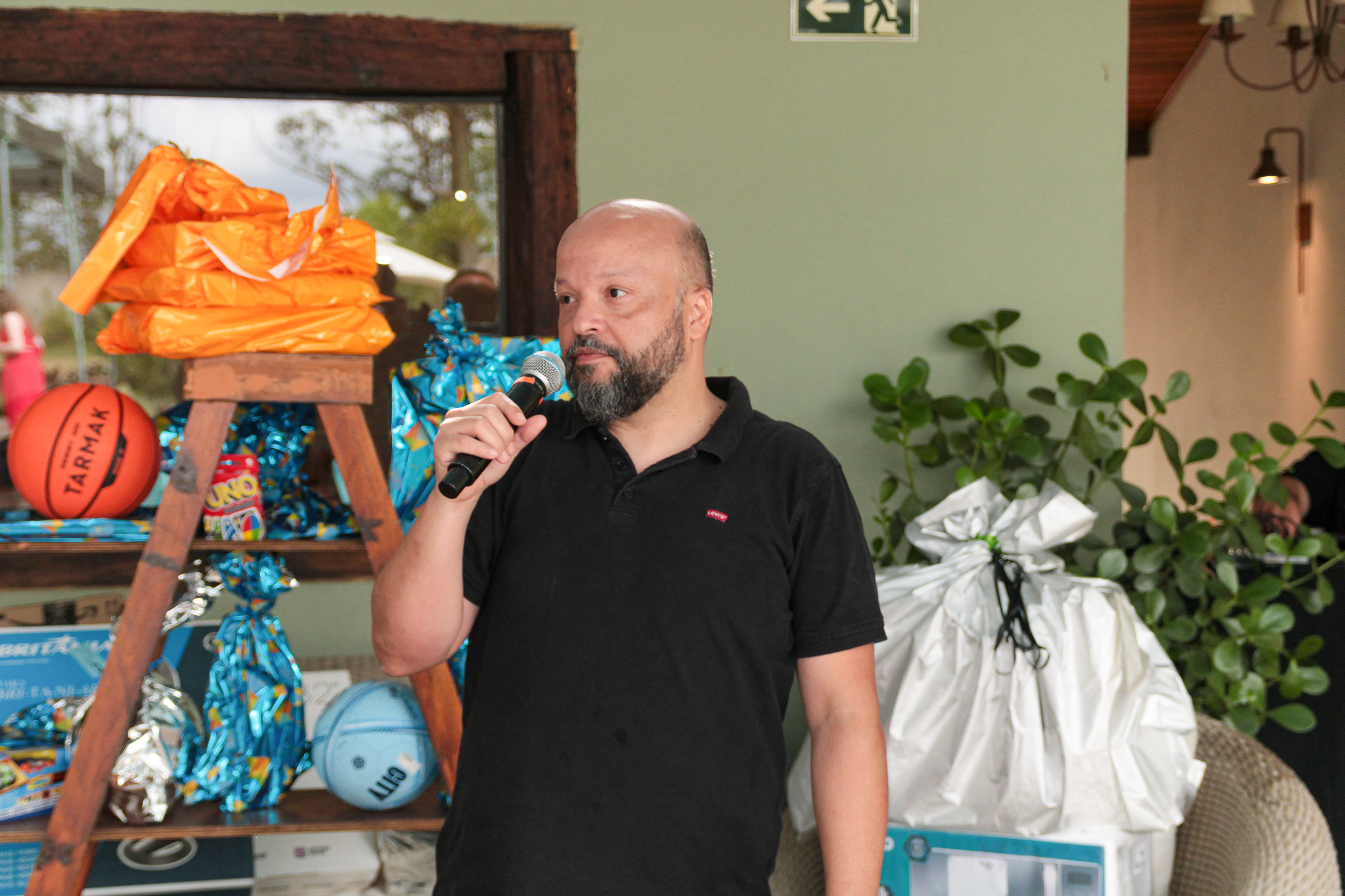 Ambiente descontraído na festa corporativa.