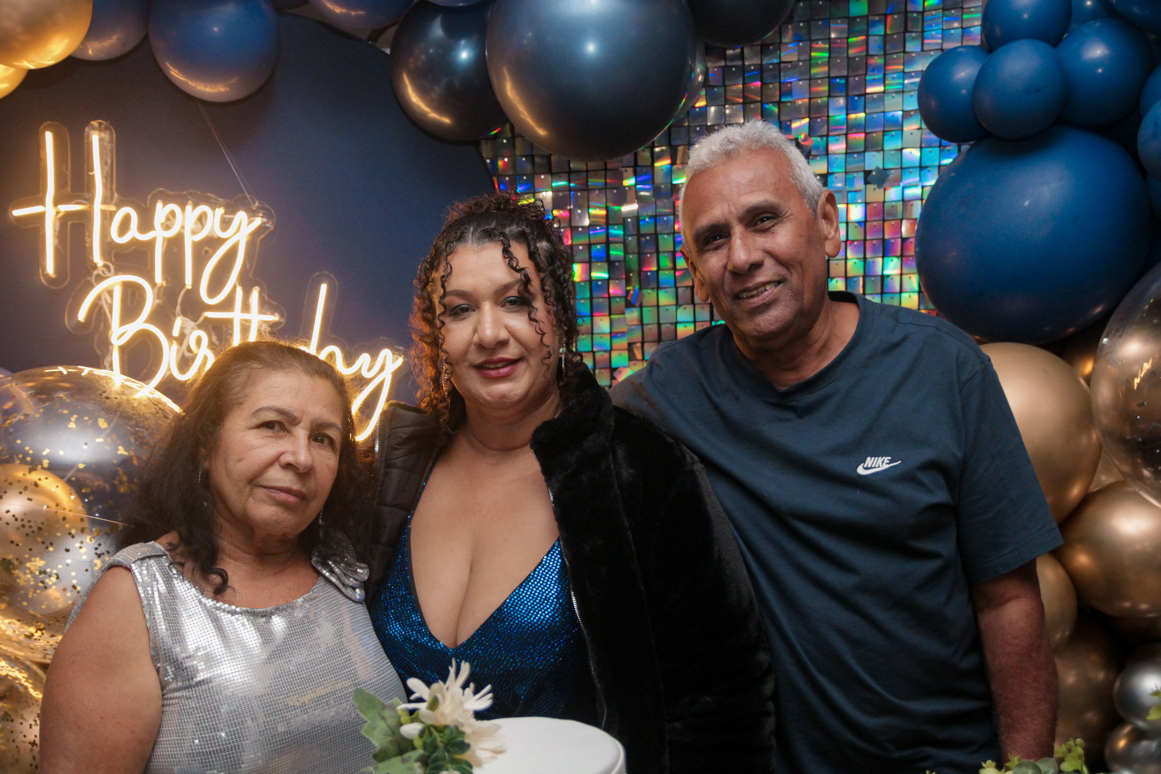 Cícera Alves posando com convidados.