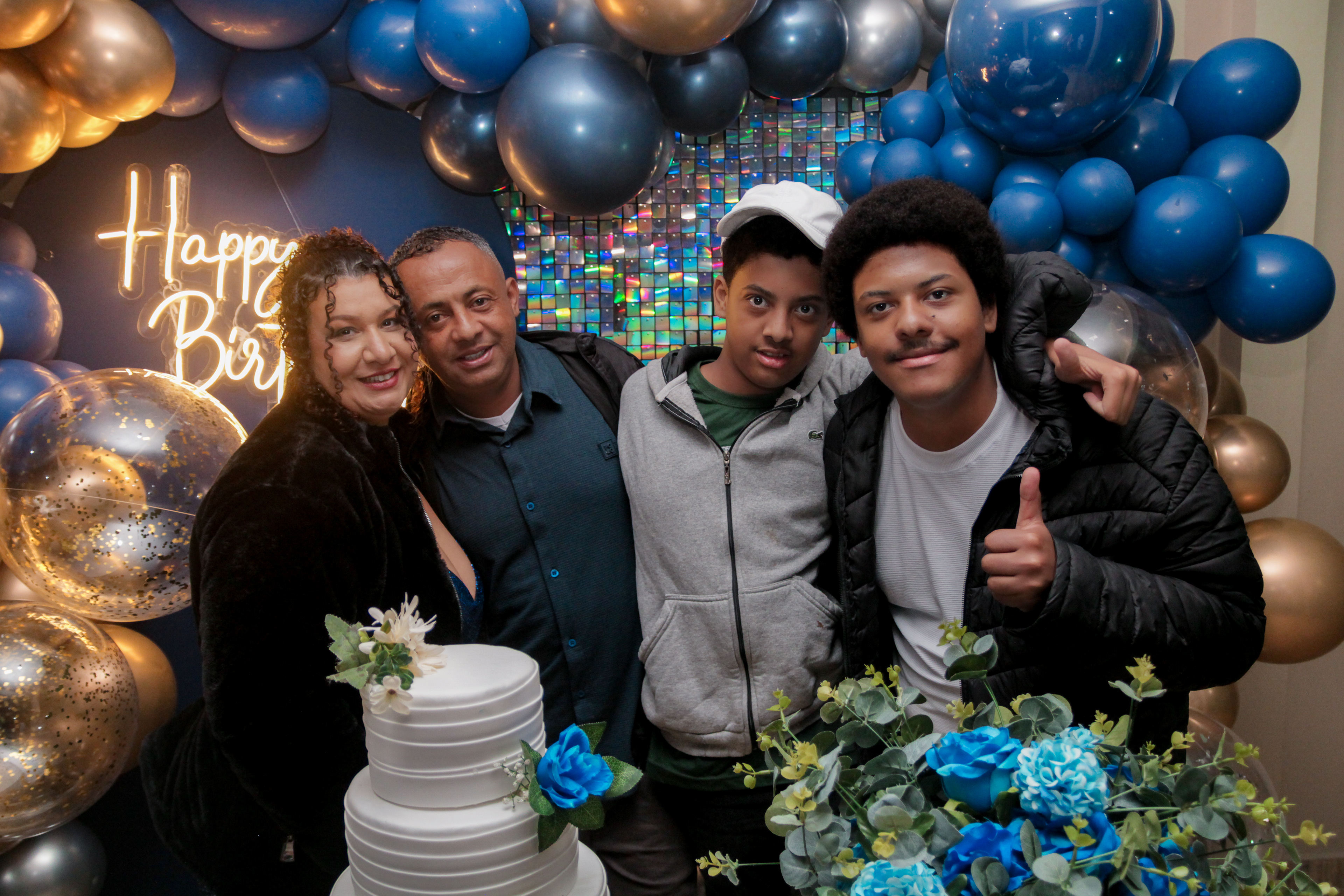 Cícera Alves posando com convidados.