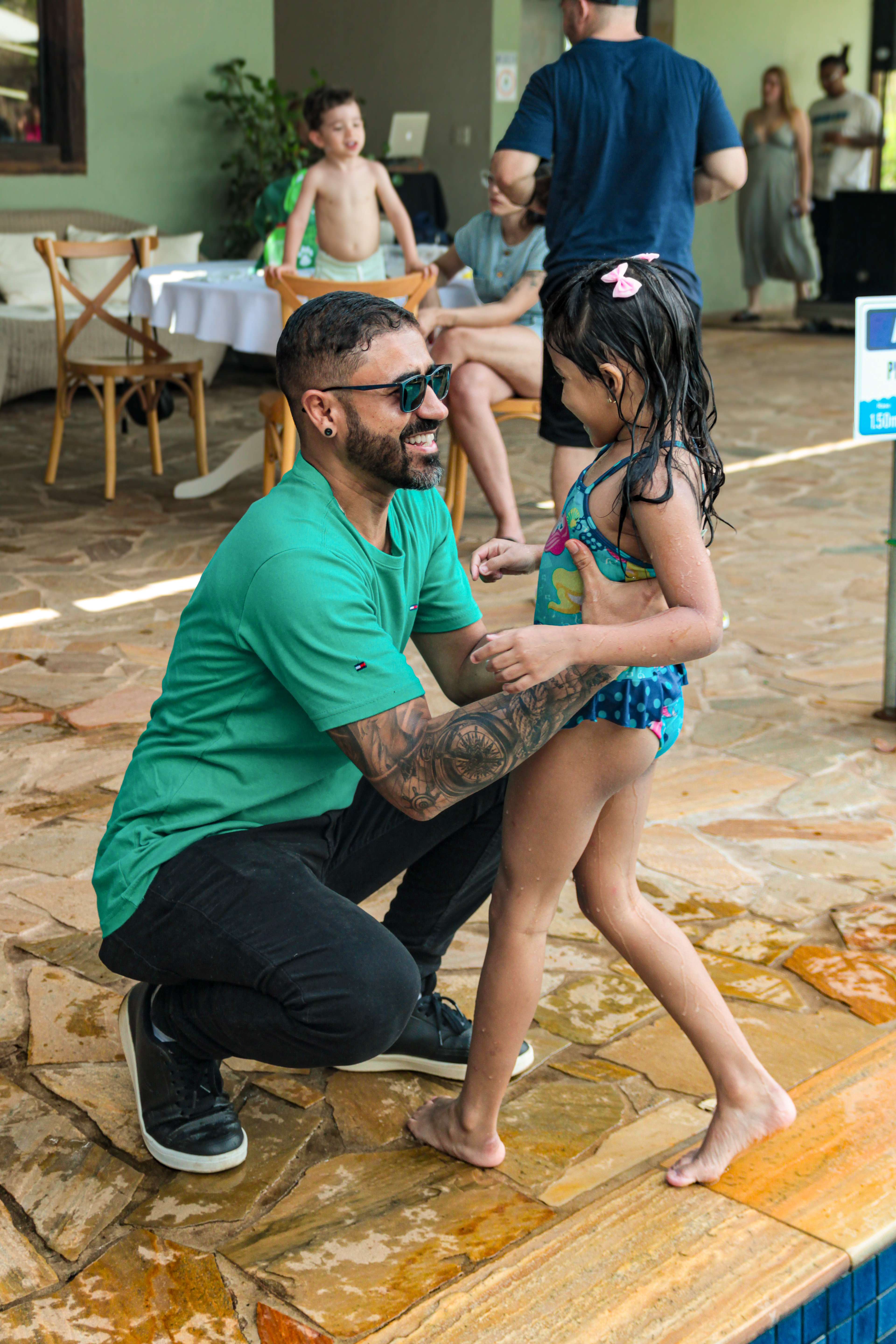 Colaboradores brincando na confraternização.