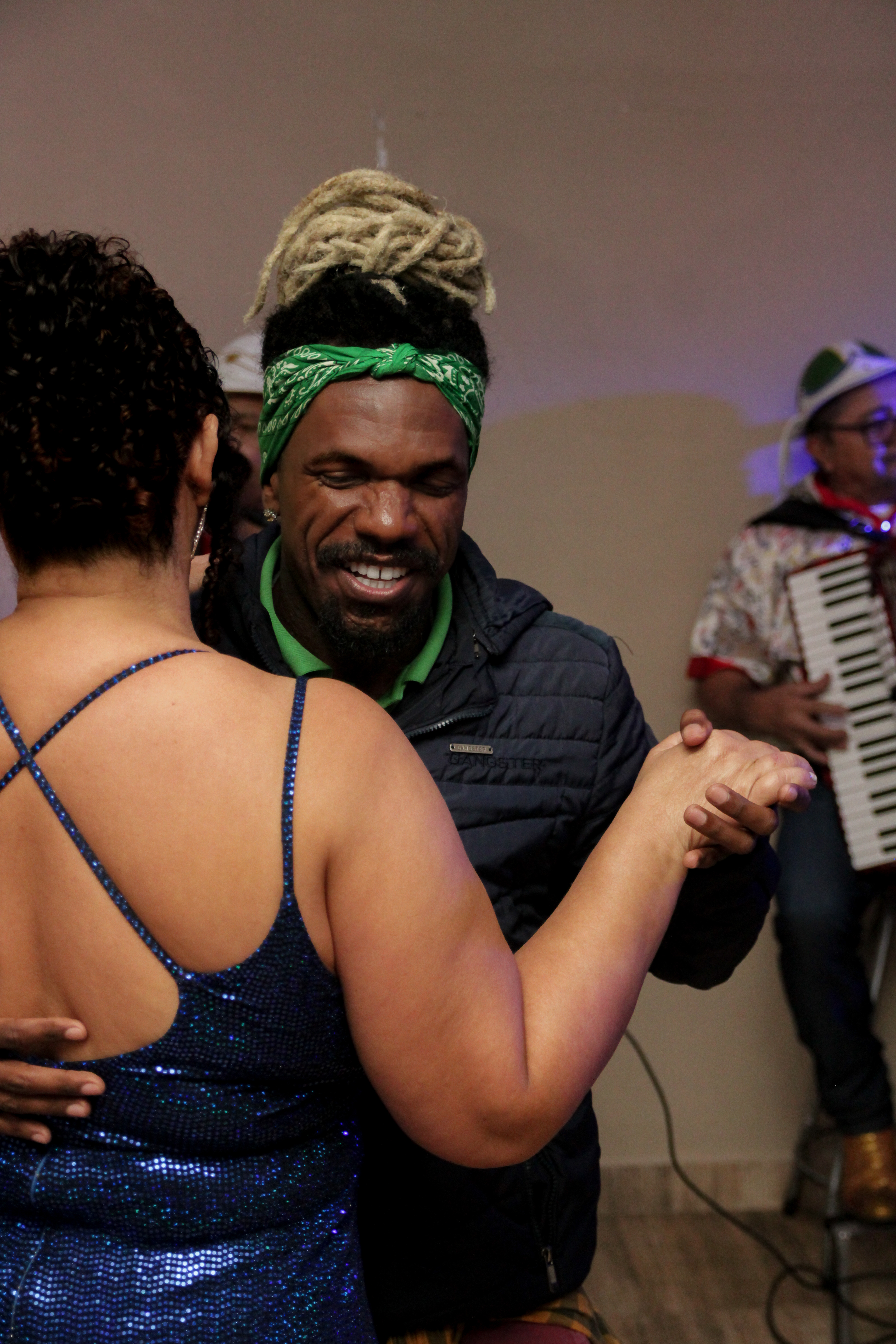 Convidados dançando com Cícera Alves.