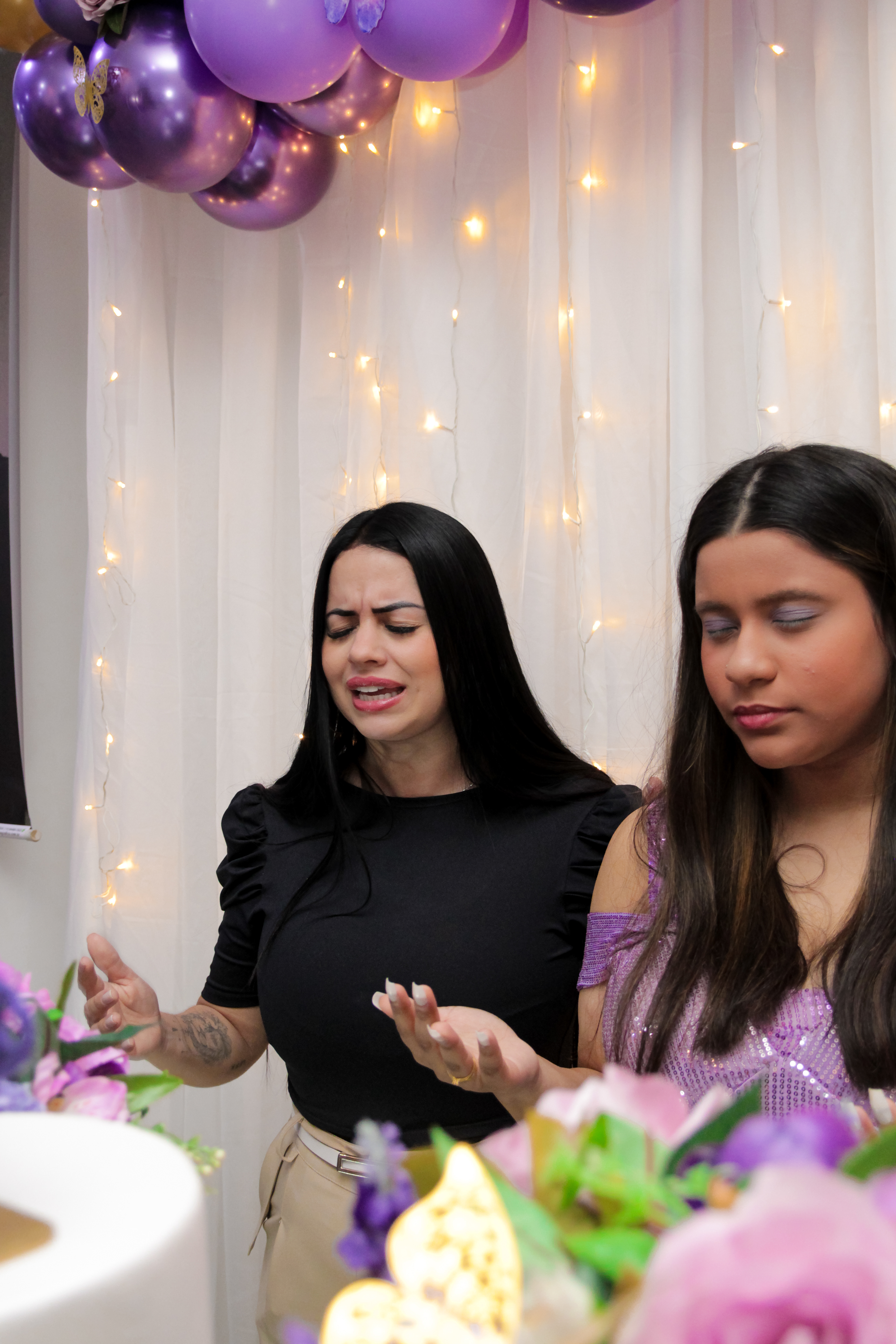 Danielle comemorando com convidados.