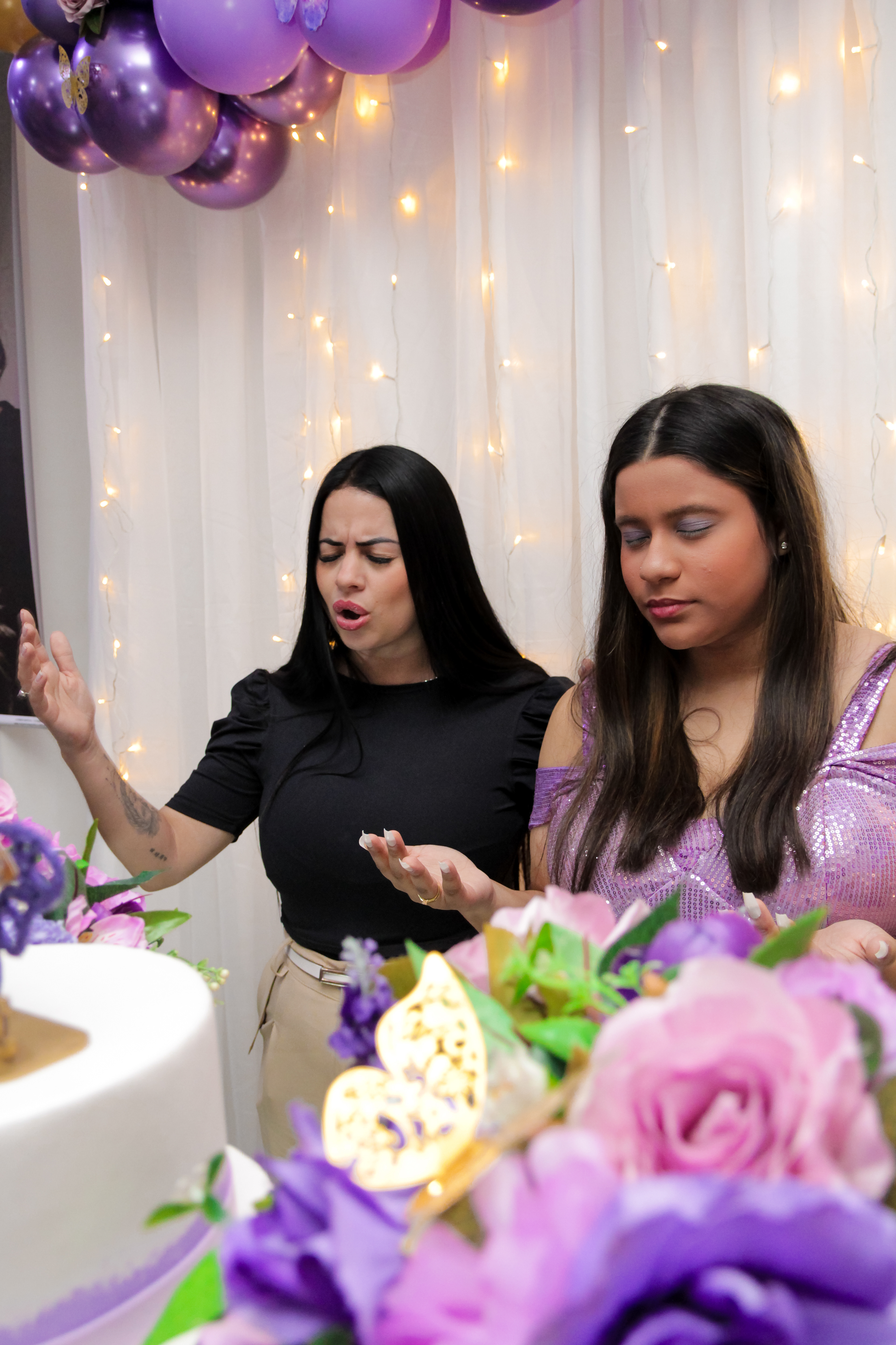 Danielle comemorando com convidados.