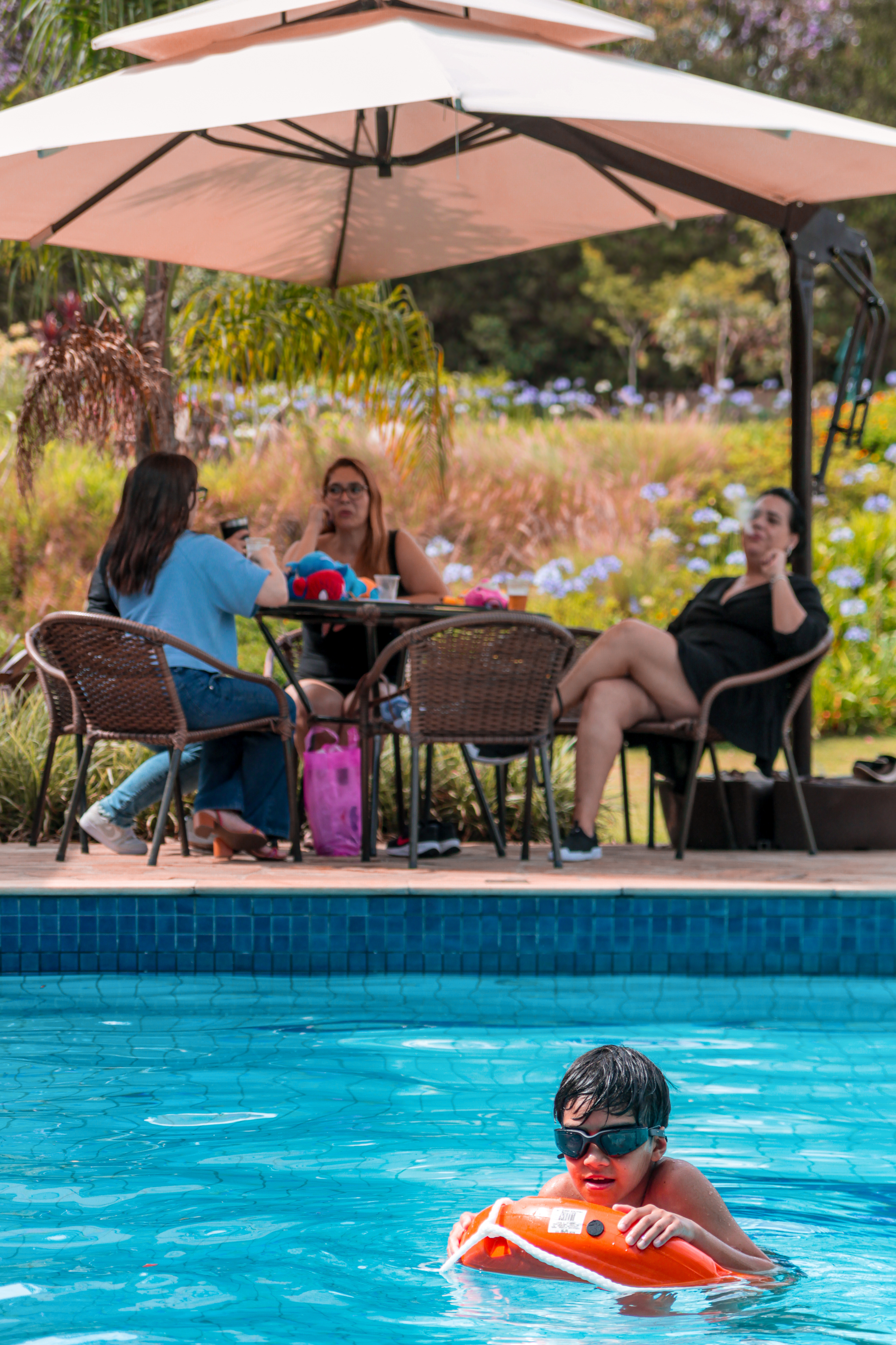 Colaboradores brincando na confraternização.
