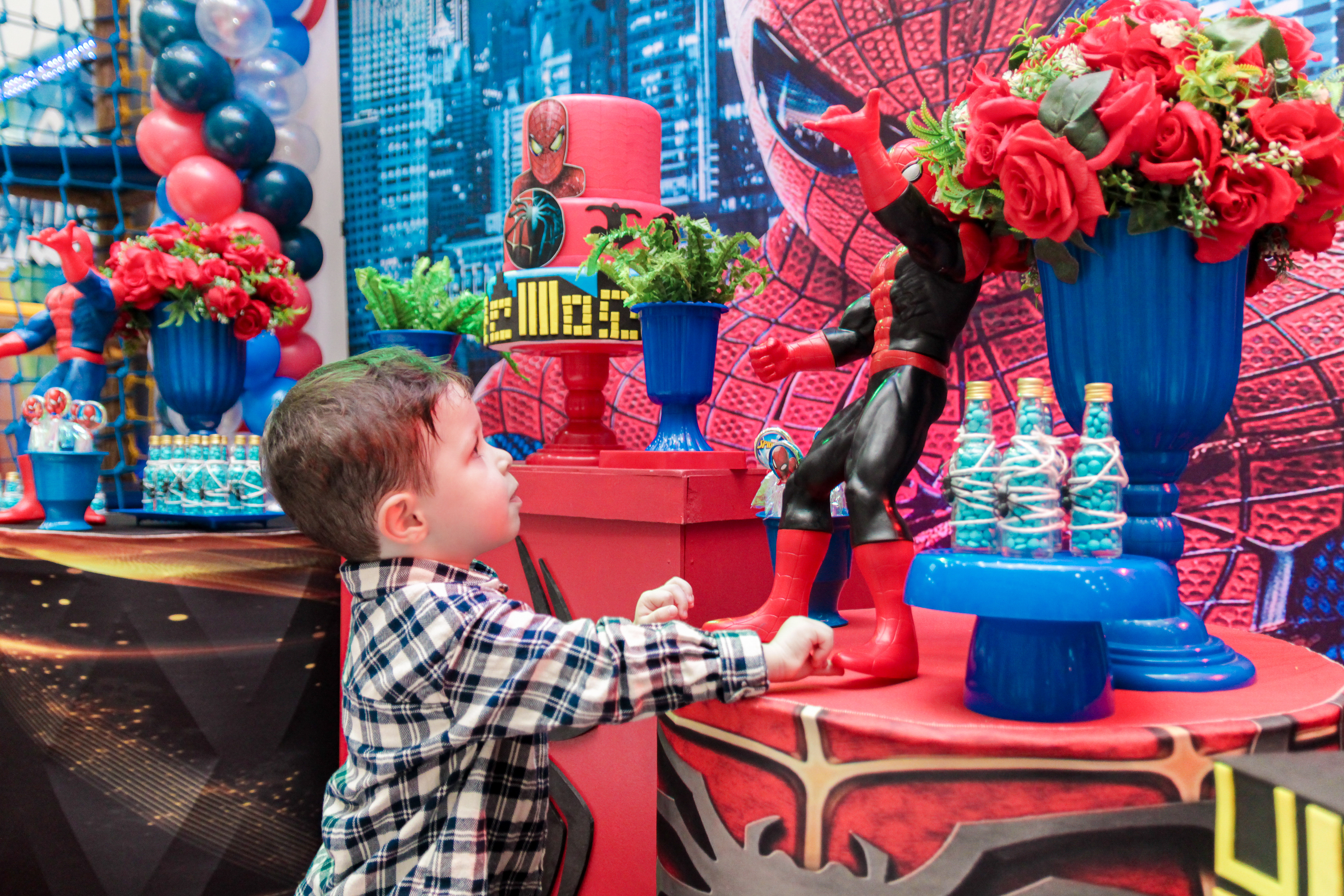 Fotos espontâneas do Miguel, tema herói.