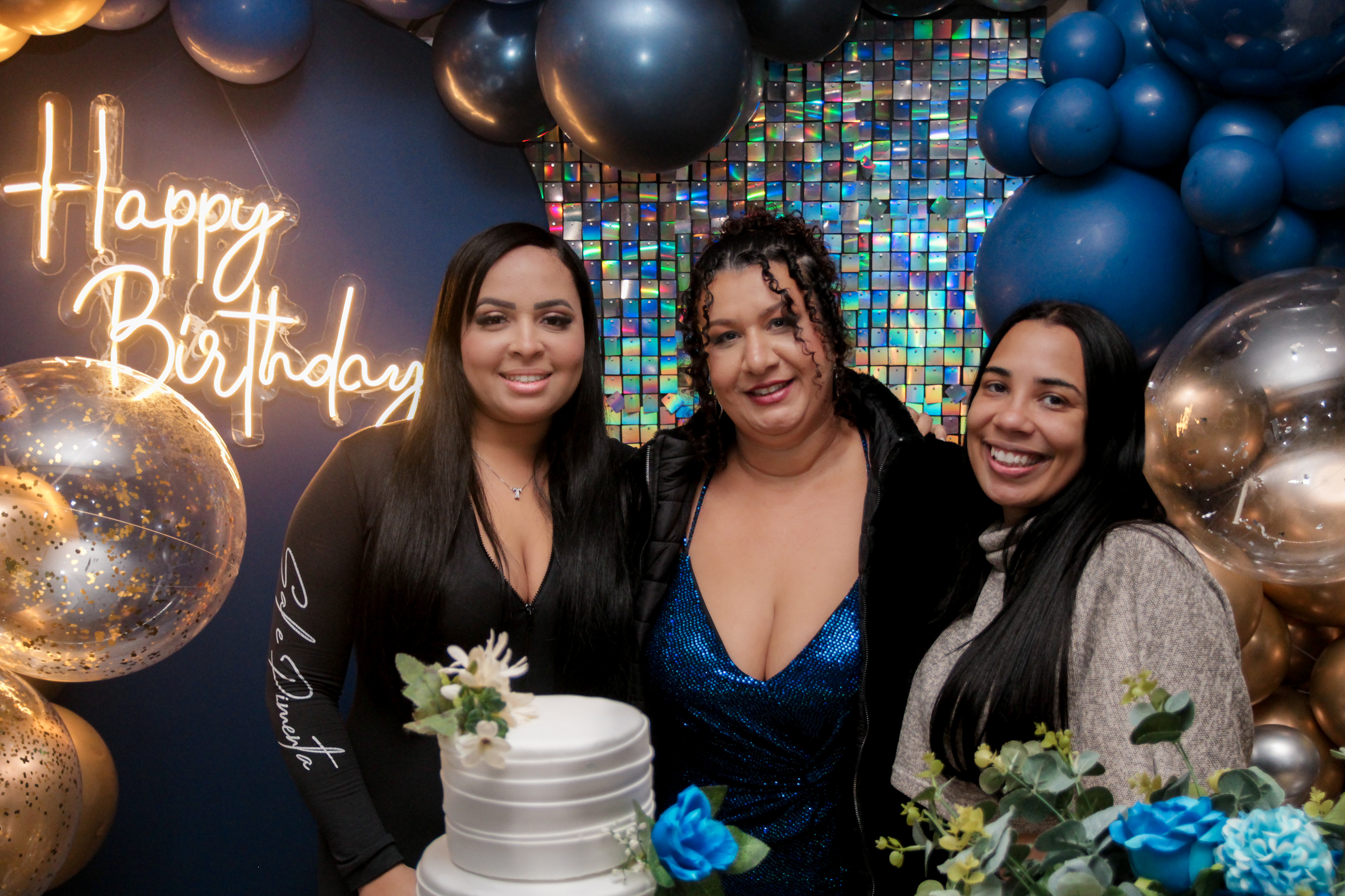 Cícera Alves posando com convidados.