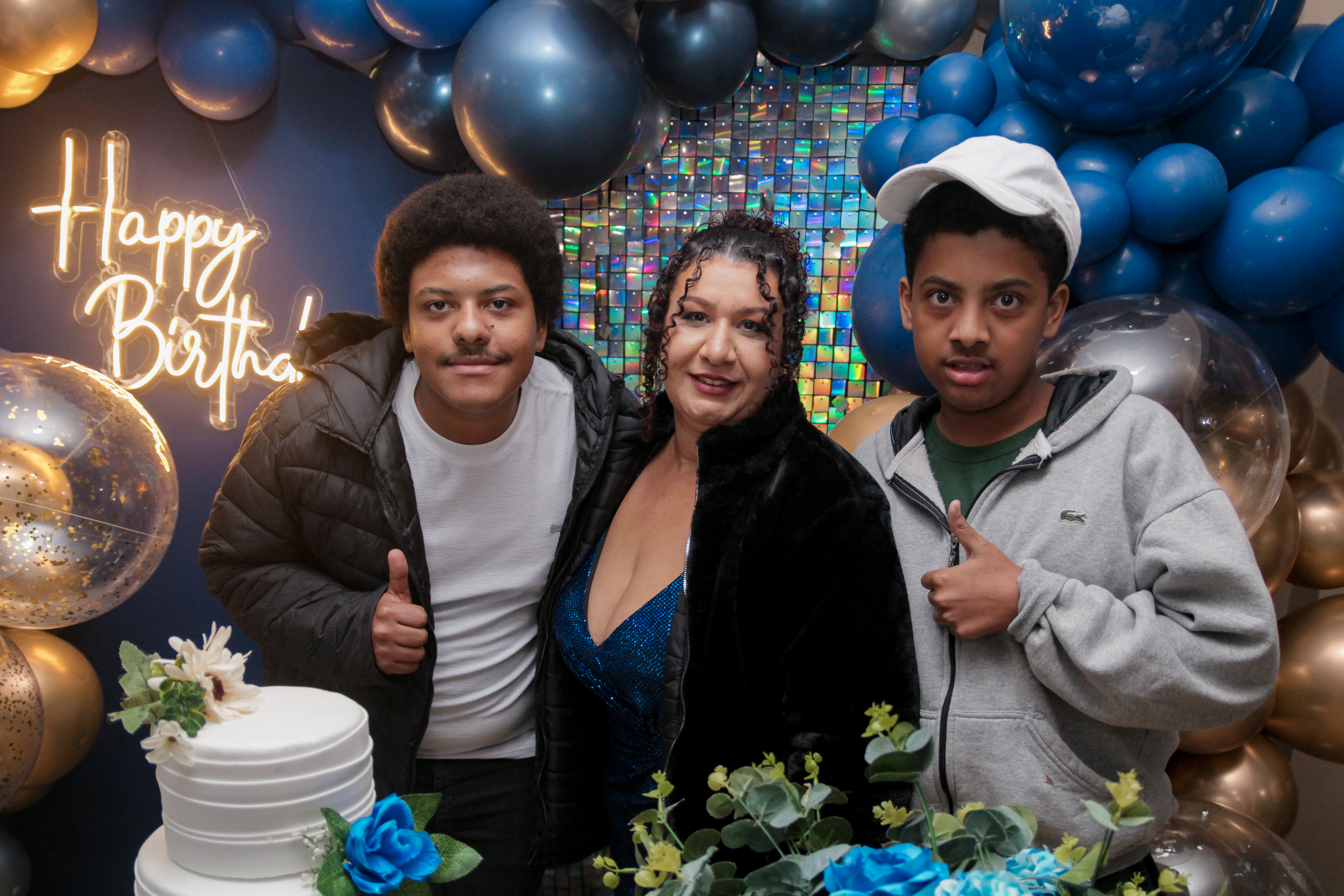 Cícera Alves posando com convidados.