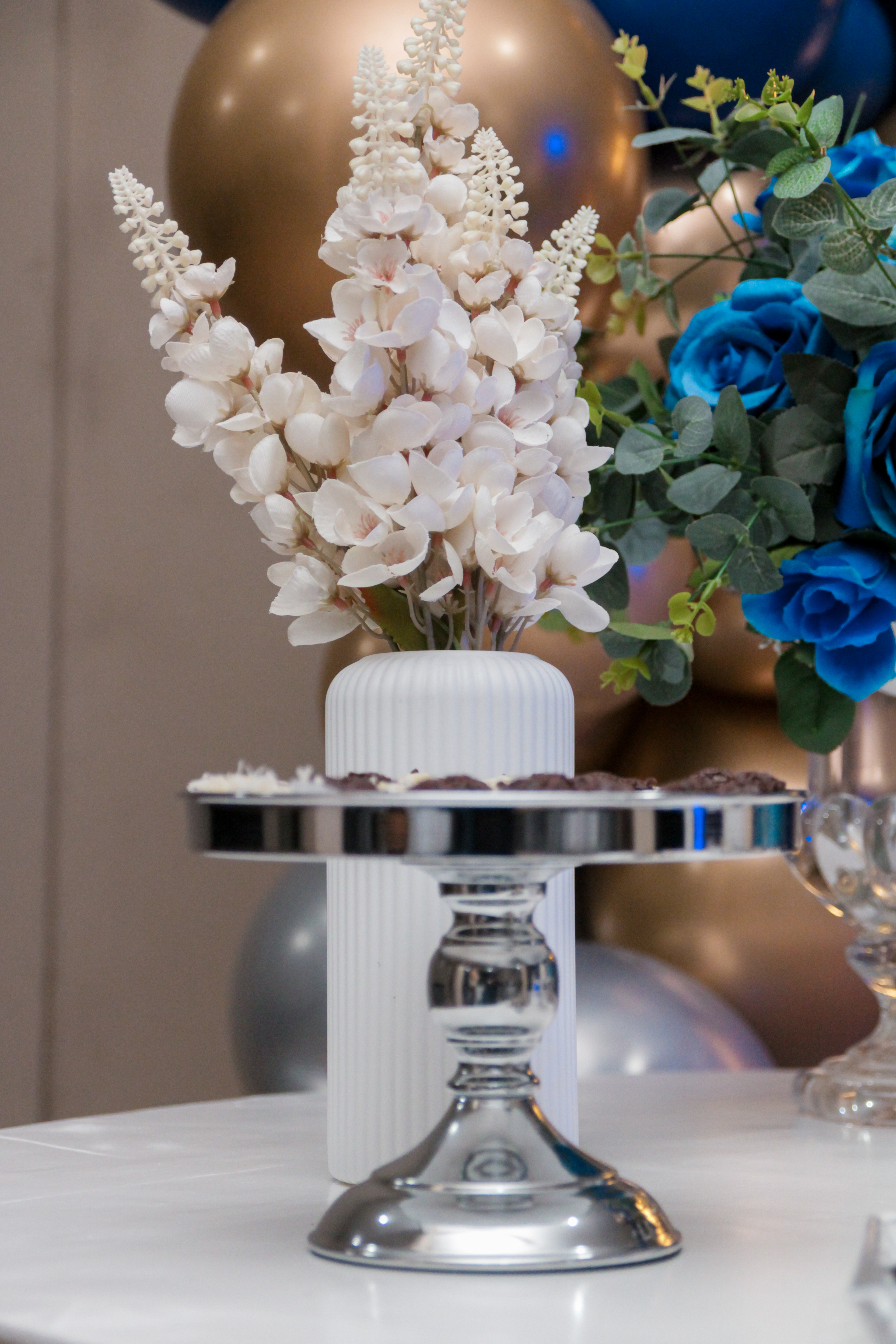 Detalhes das luzes e decoração da festa.