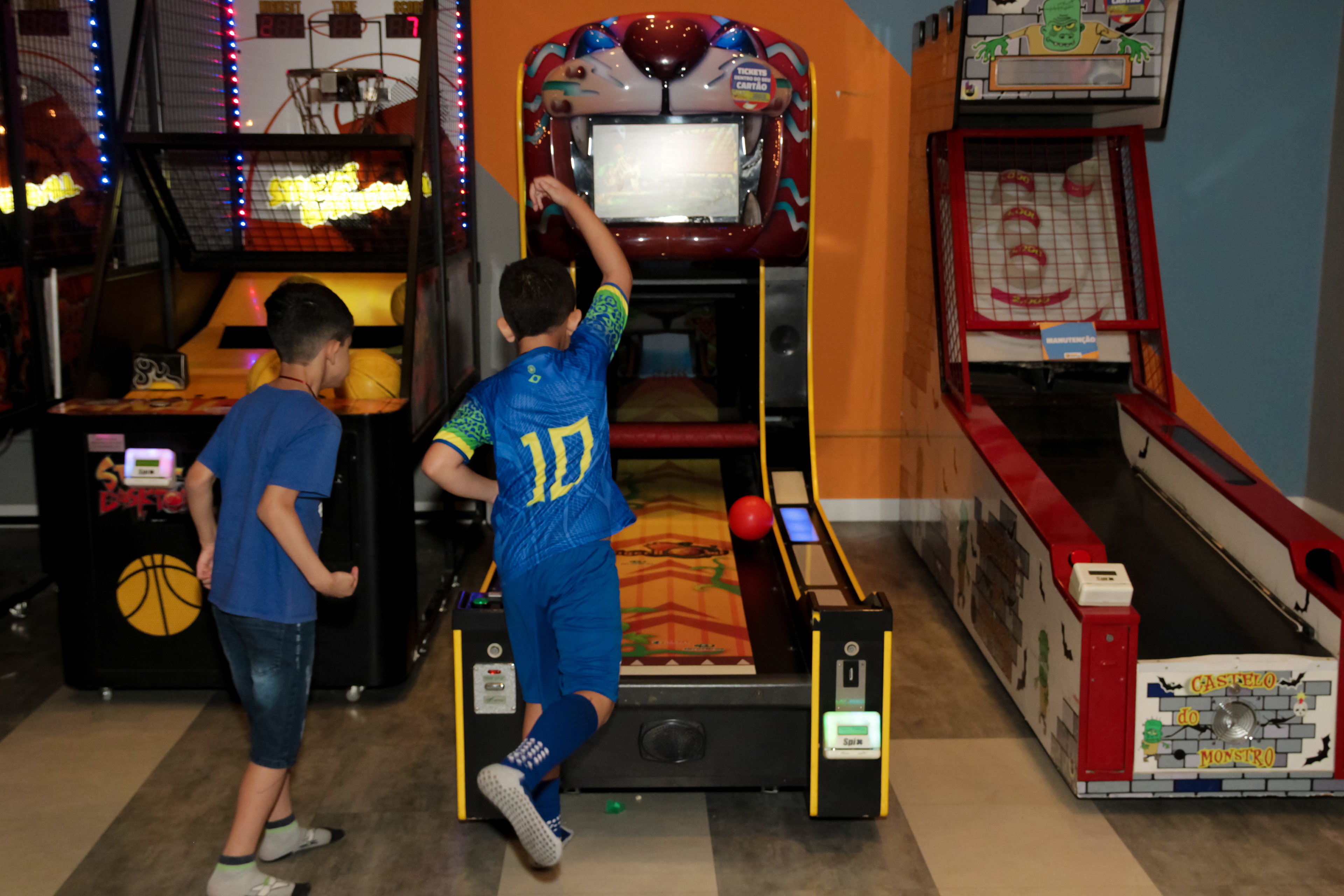 Crianças brincando no aniversário, SP.