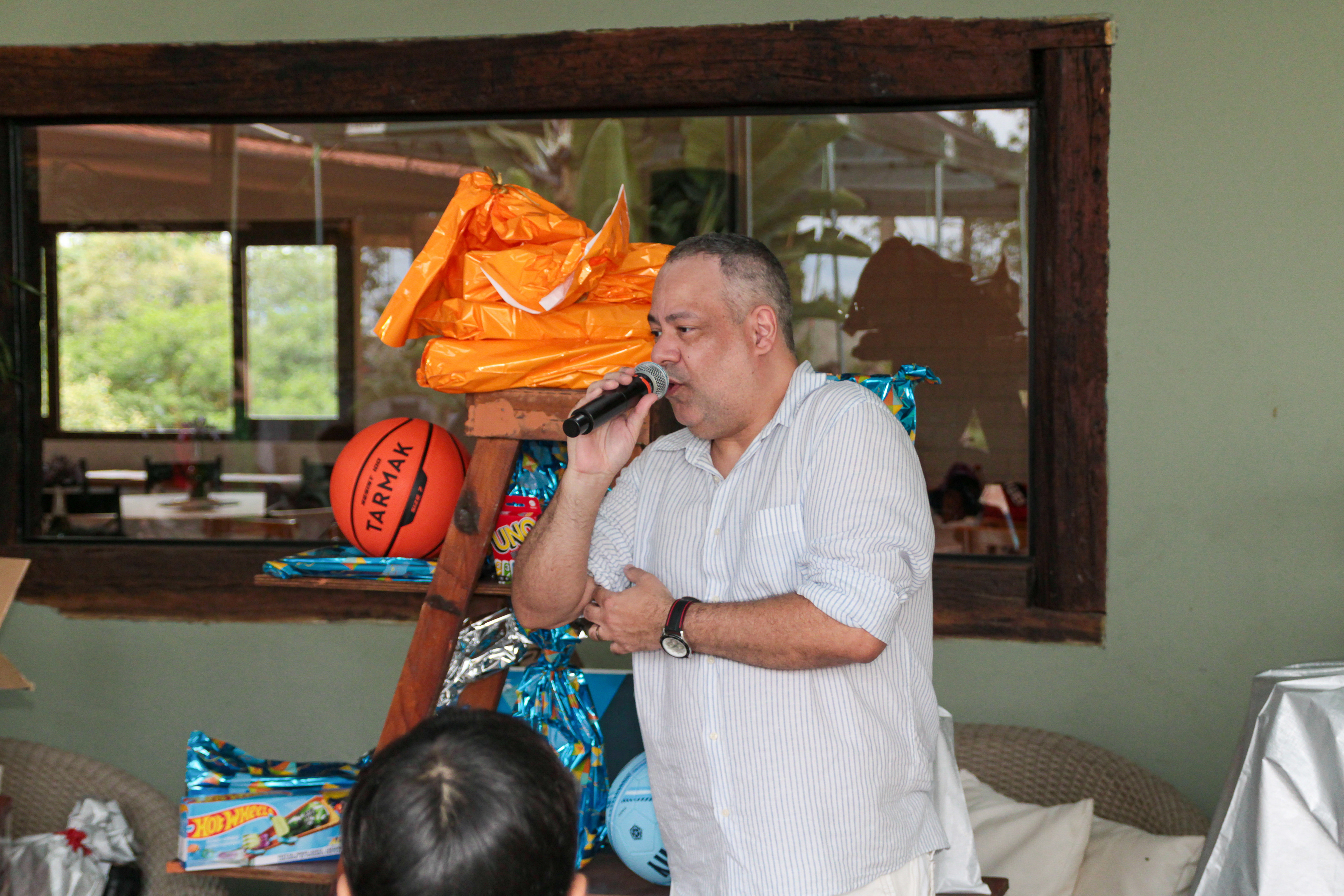 Ambiente descontraído na festa corporativa.