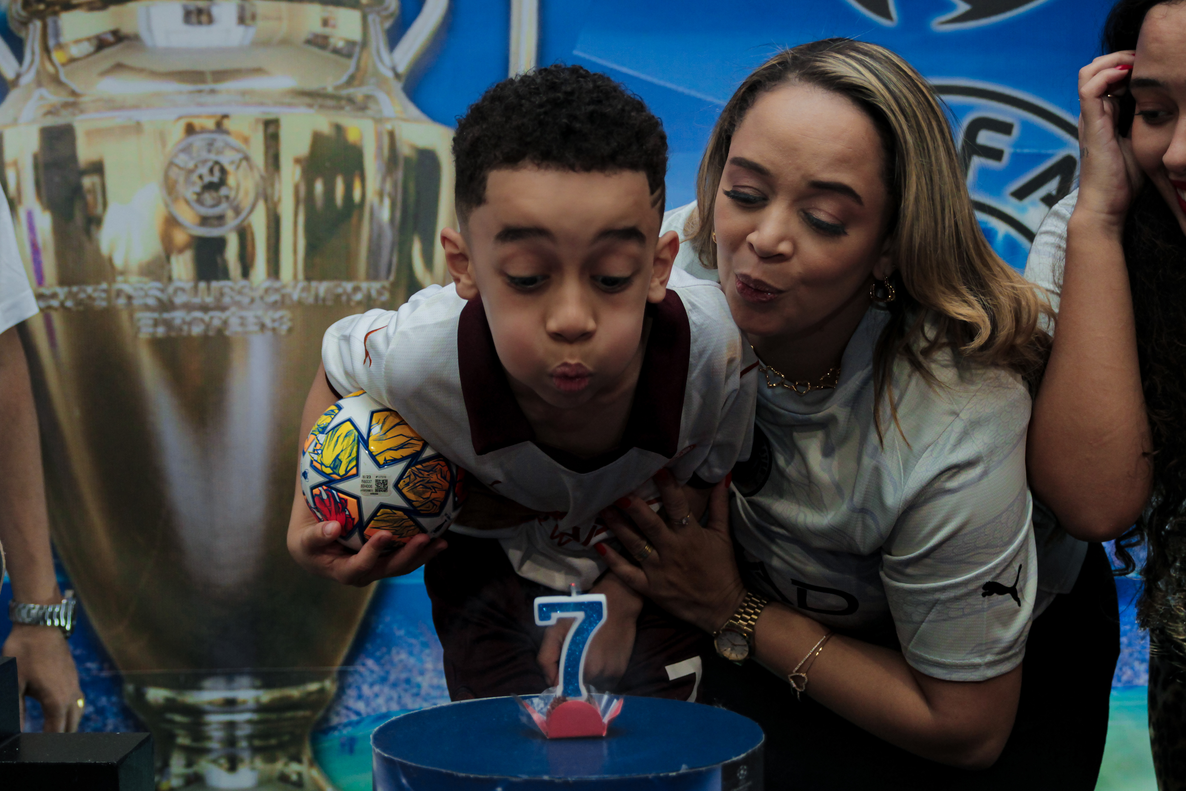 Menino de 7 anos comemorando aniversário em SP.