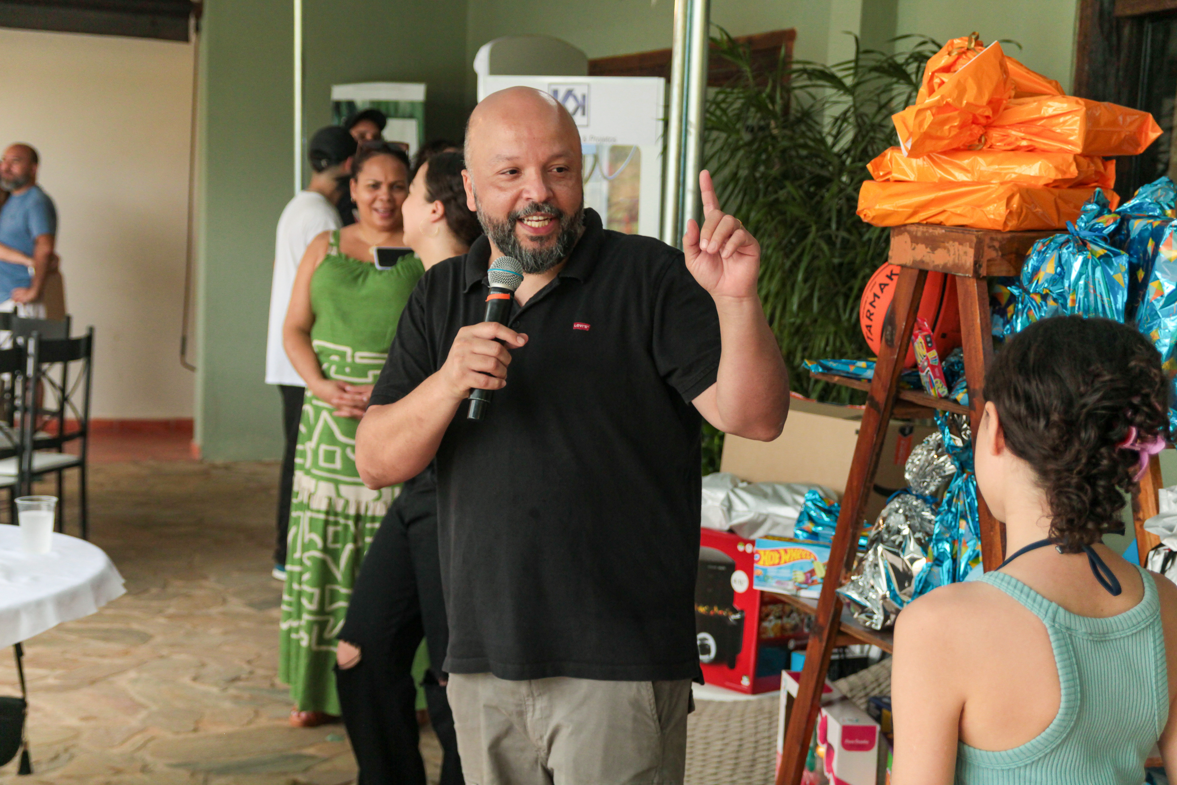 Ambiente descontraído na festa corporativa.