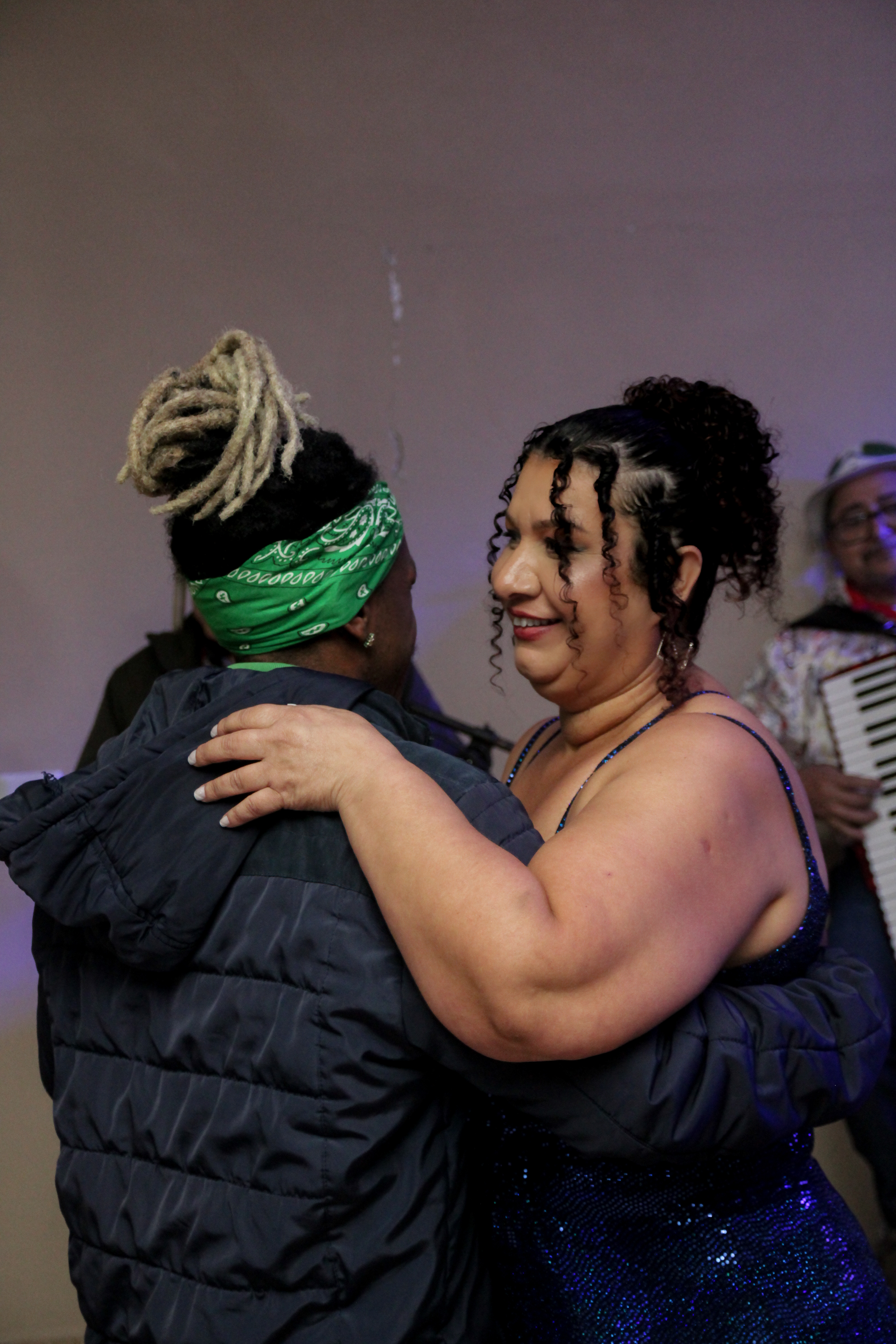 Convidados dançando com Cícera Alves.