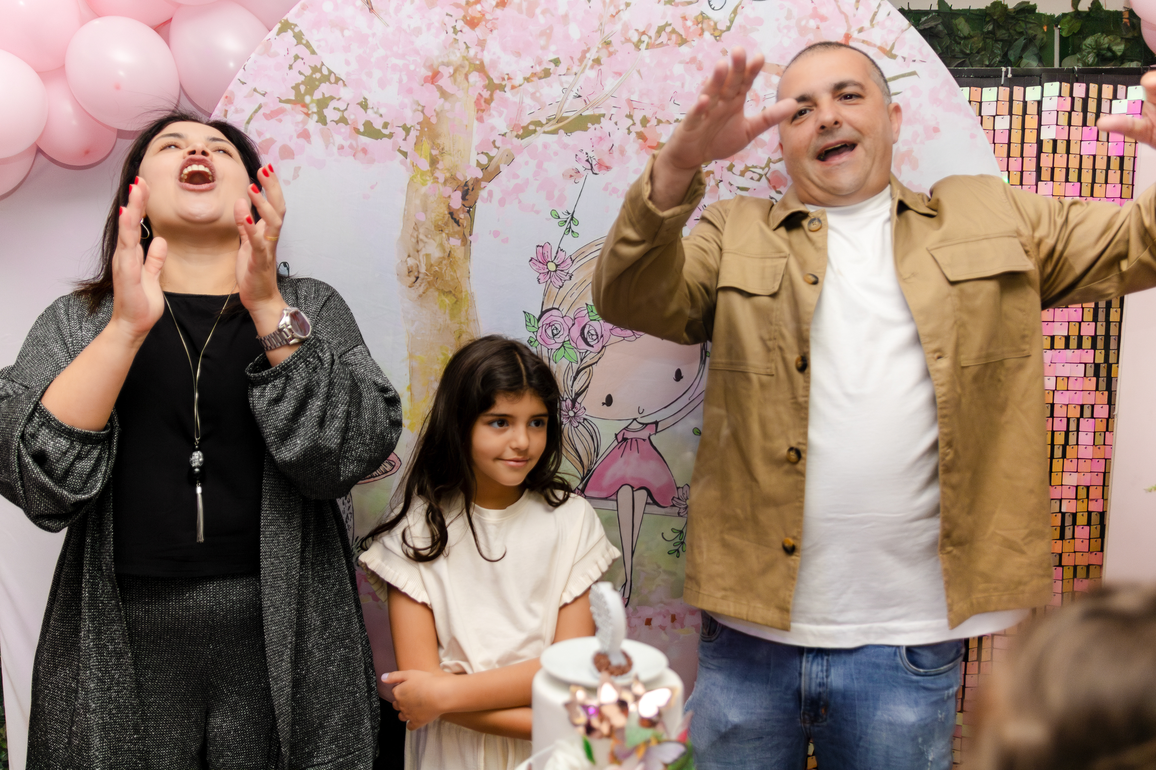 Luiza na mesa do parabéns, SP.