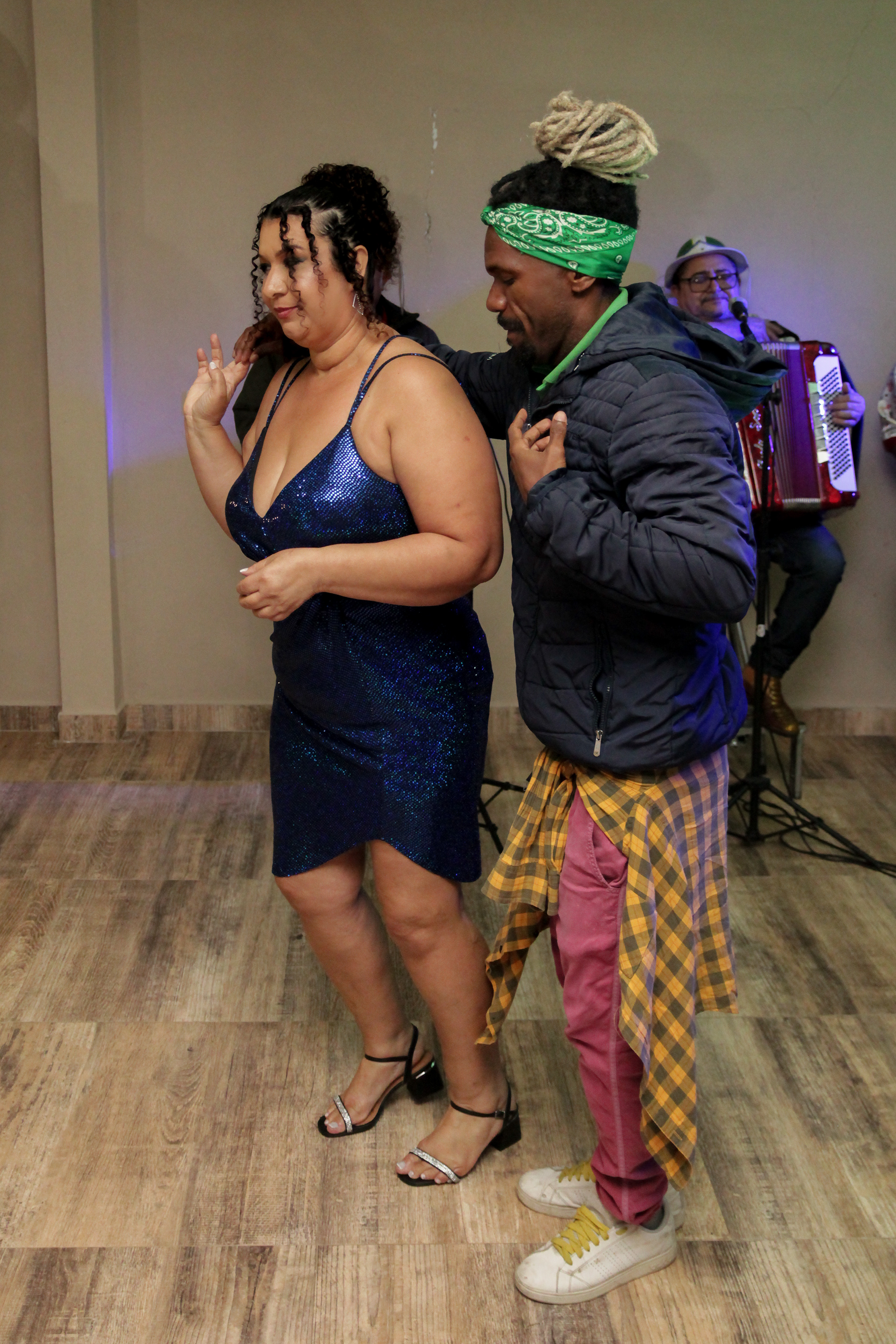 Convidados dançando com Cícera Alves.