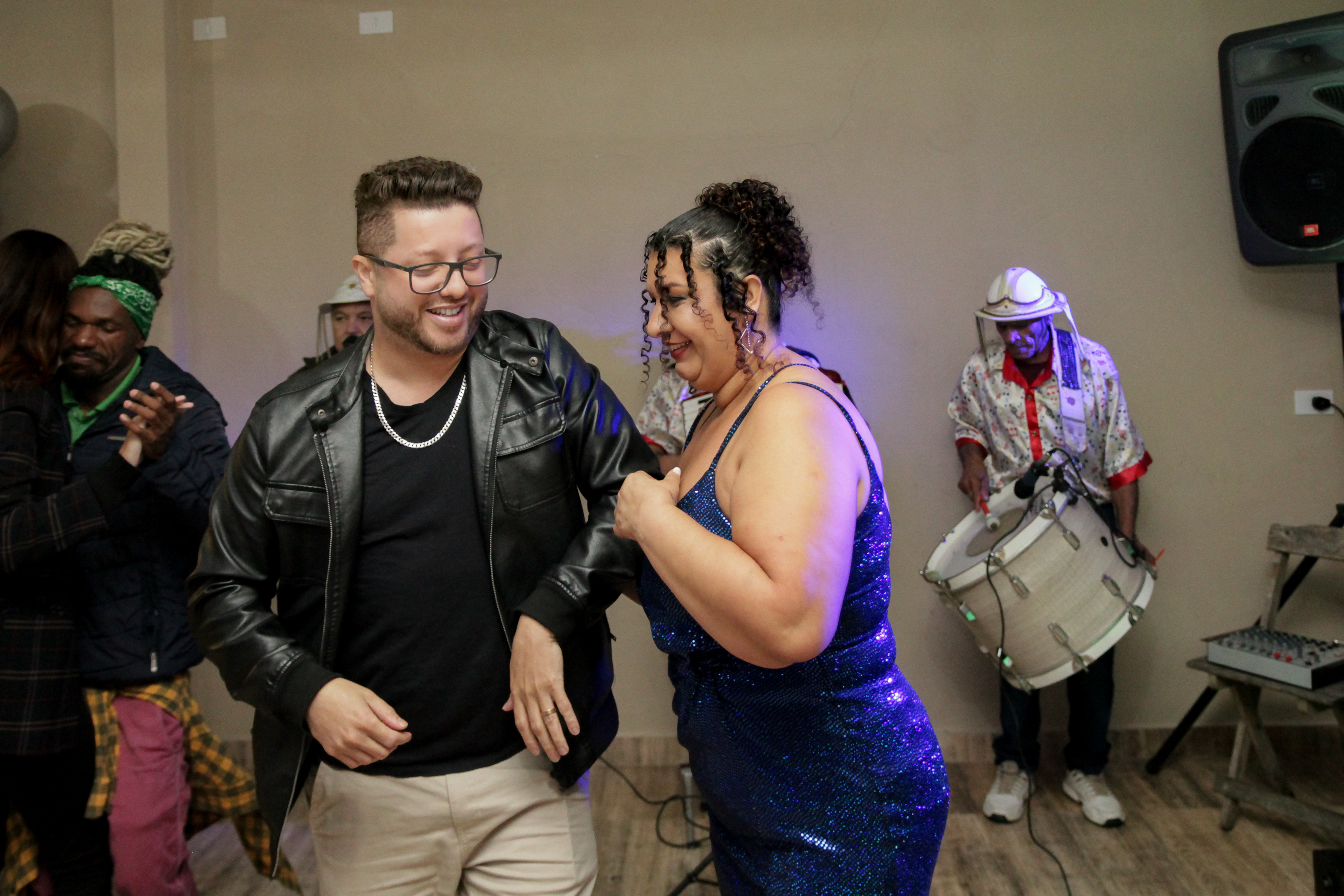 Convidados dançando com Cícera Alves.