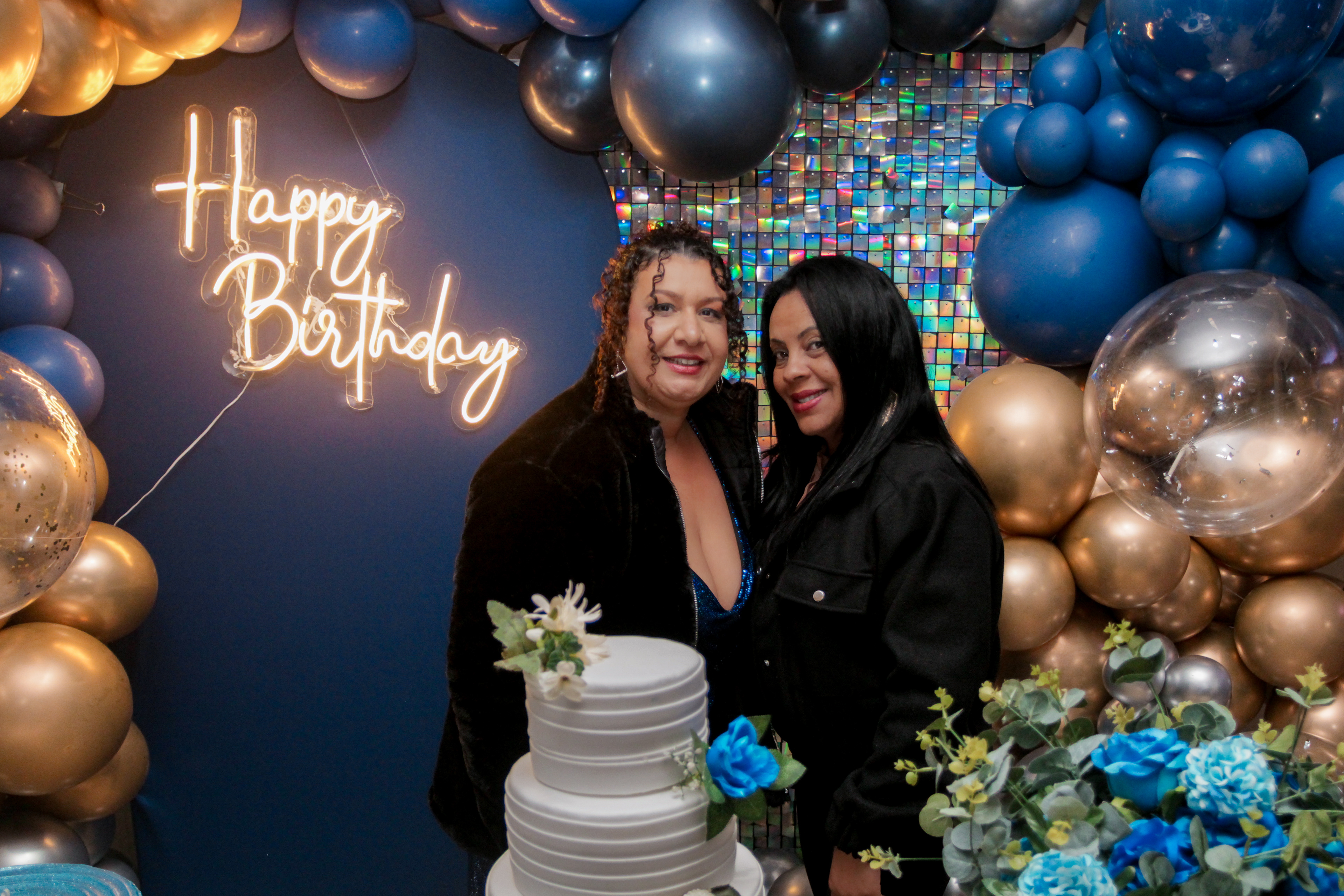 Cícera Alves posando com convidados.