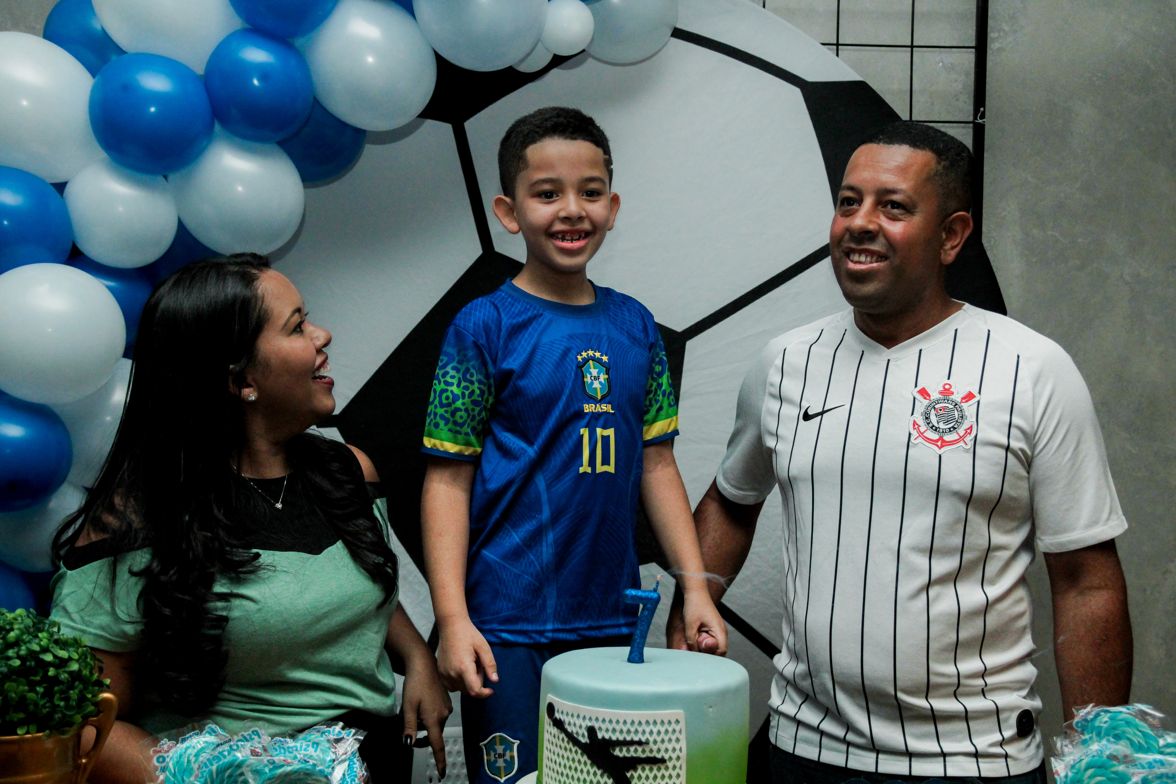 João Pedro em pose alegre, aniversário infantil.