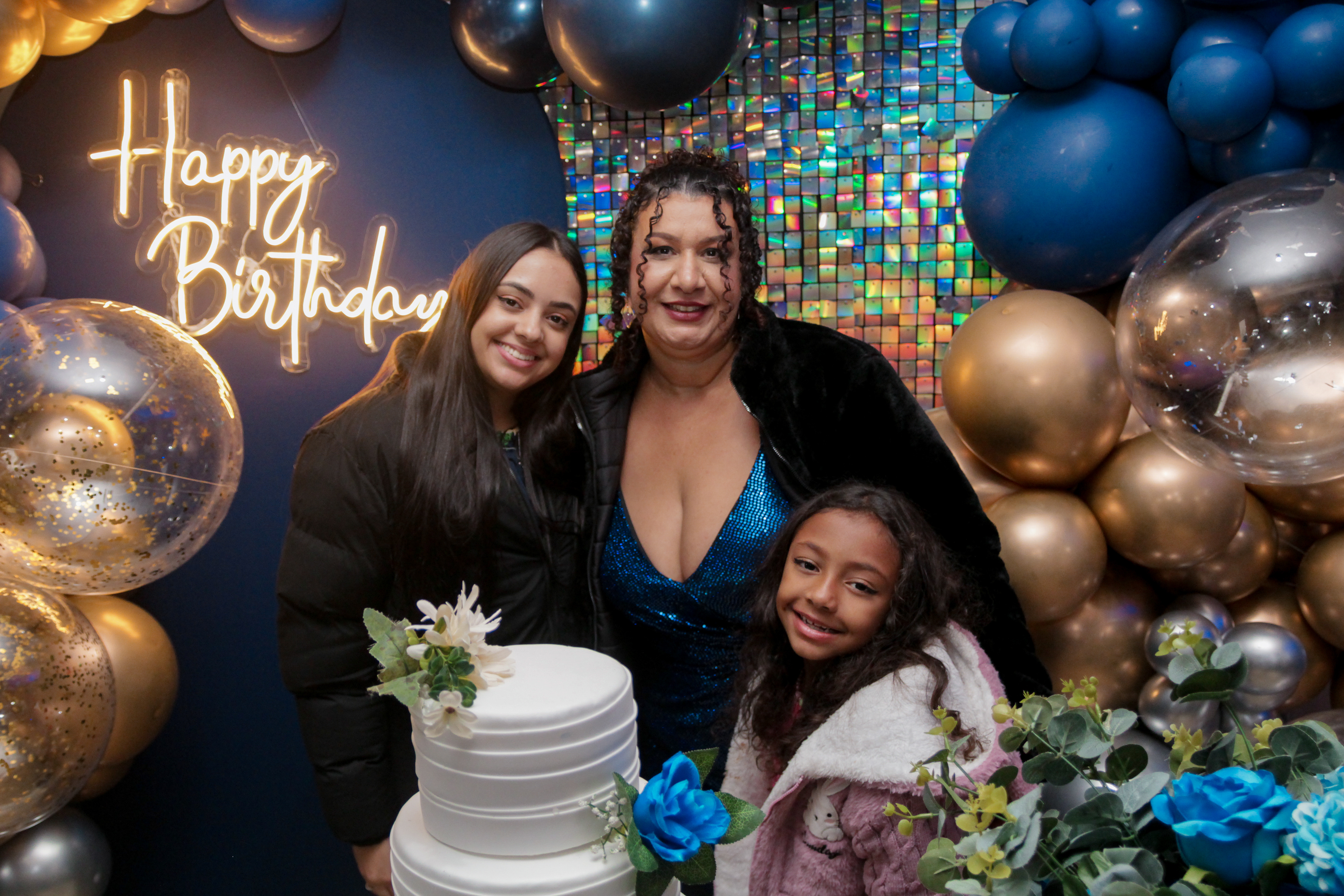 Cícera Alves posando com convidados.