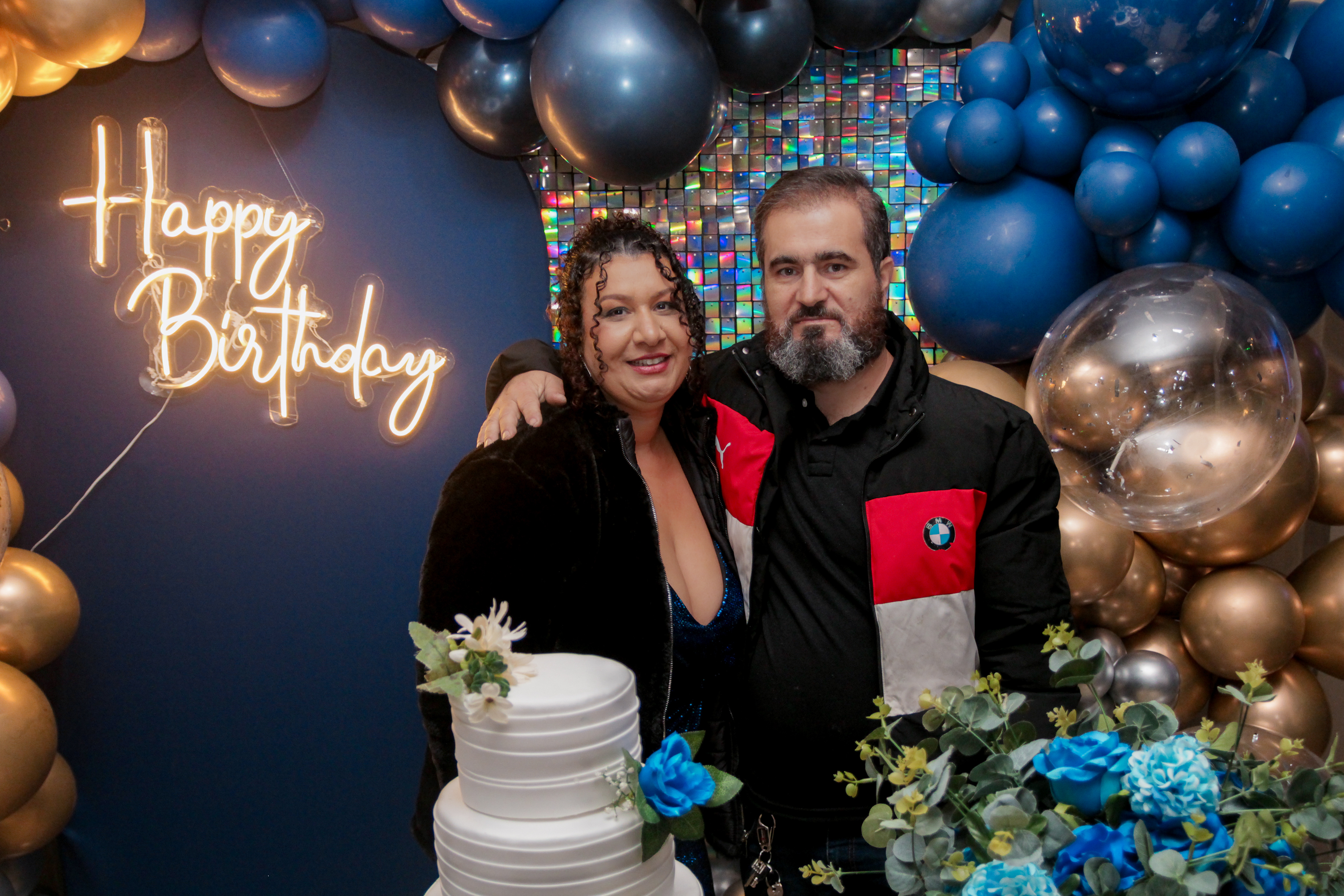 Cícera Alves posando com convidados.