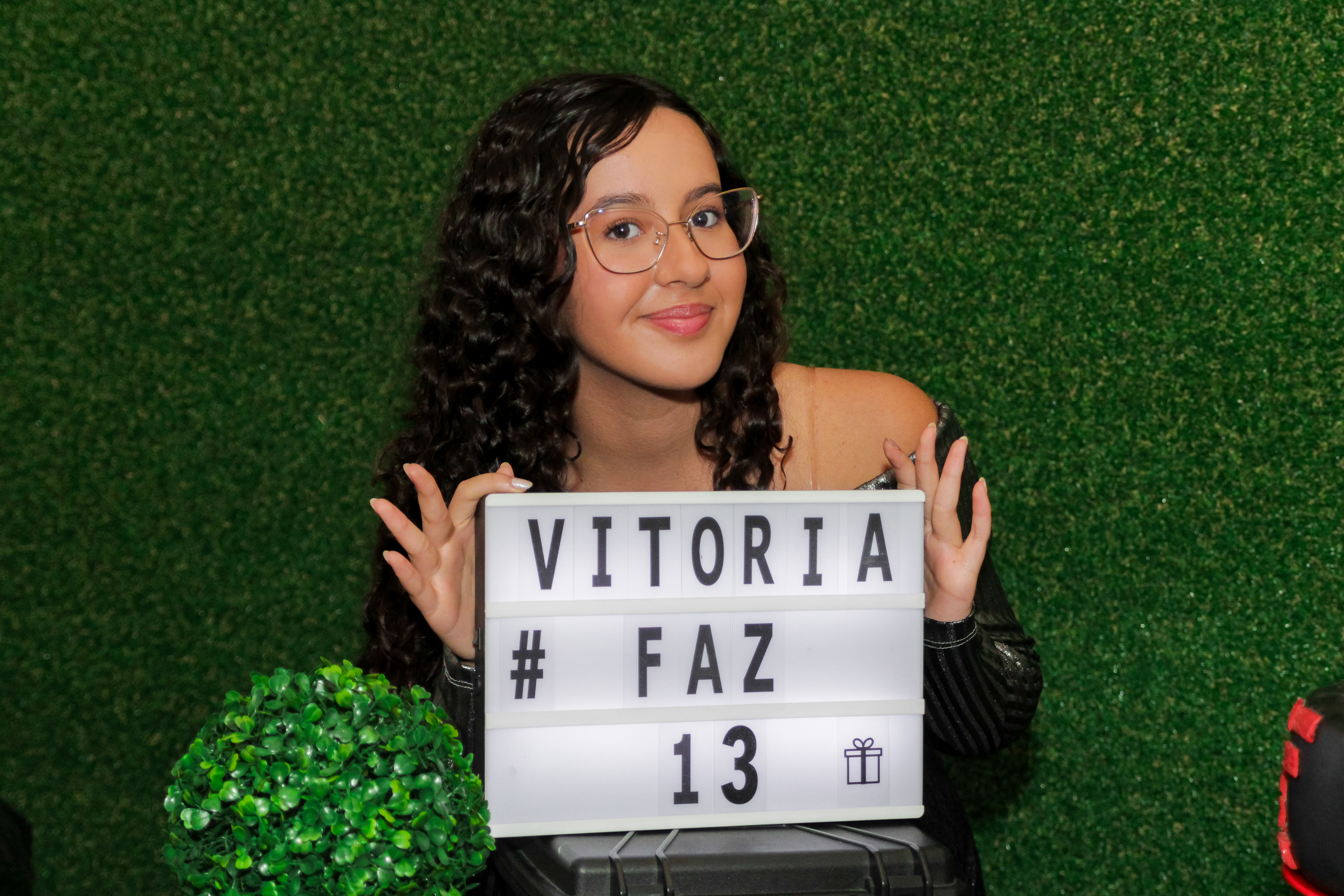 Vitória posando para foto, aniversário SP.