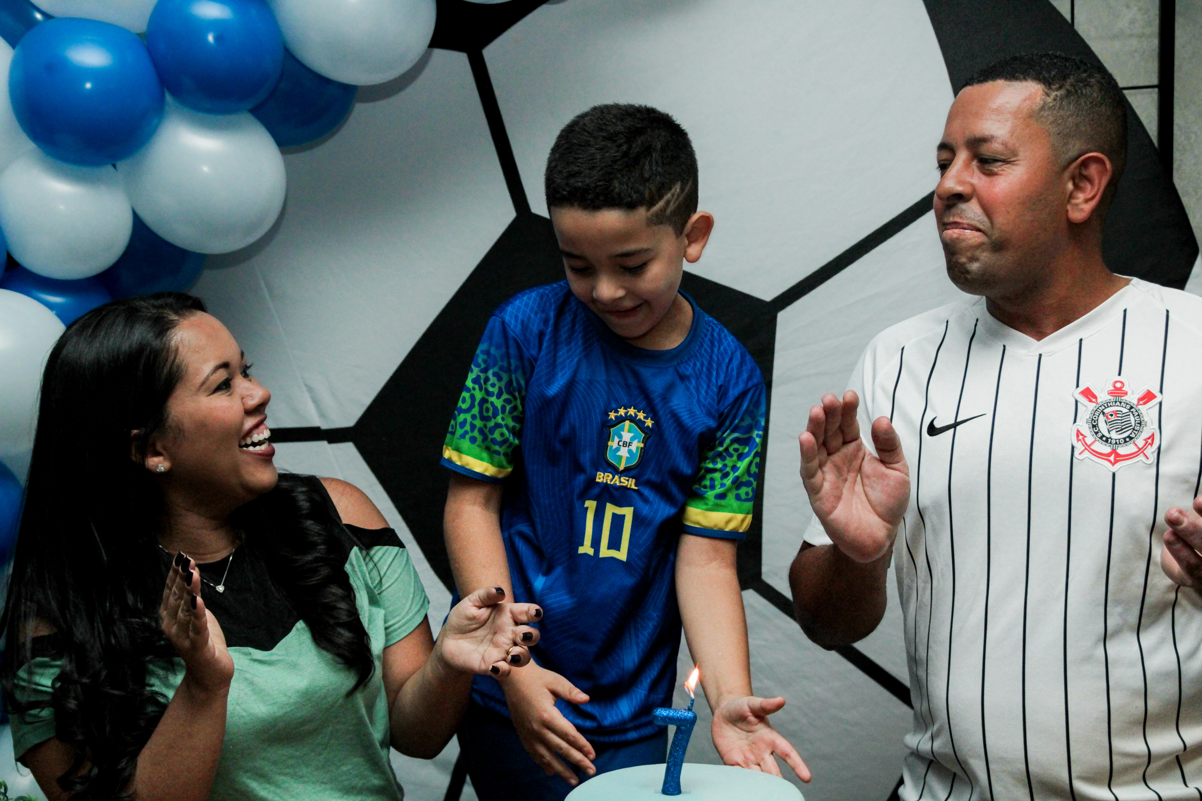 João Pedro celebrando aniversário com os pais.