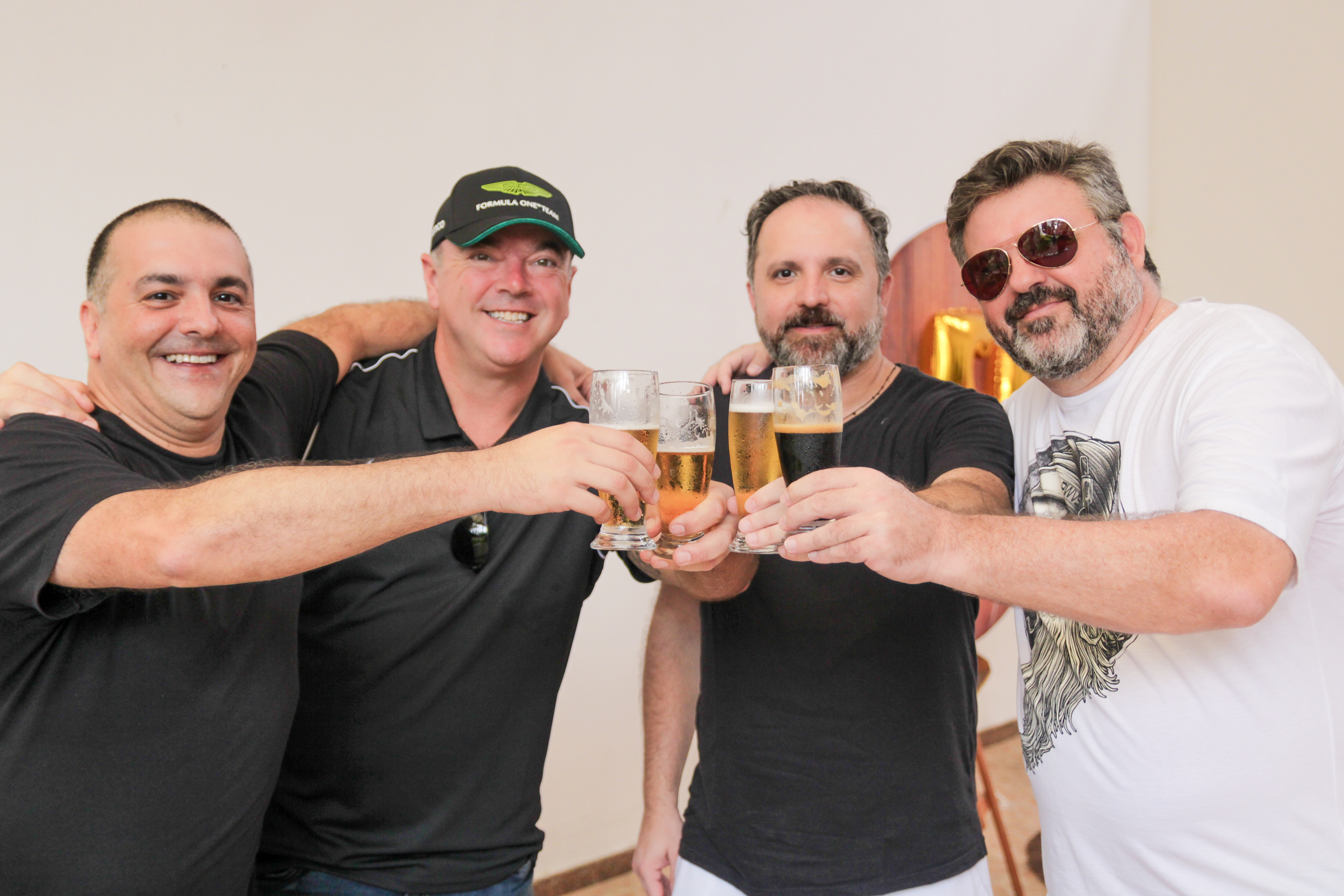 Odílio Junior comemorando com alegria.