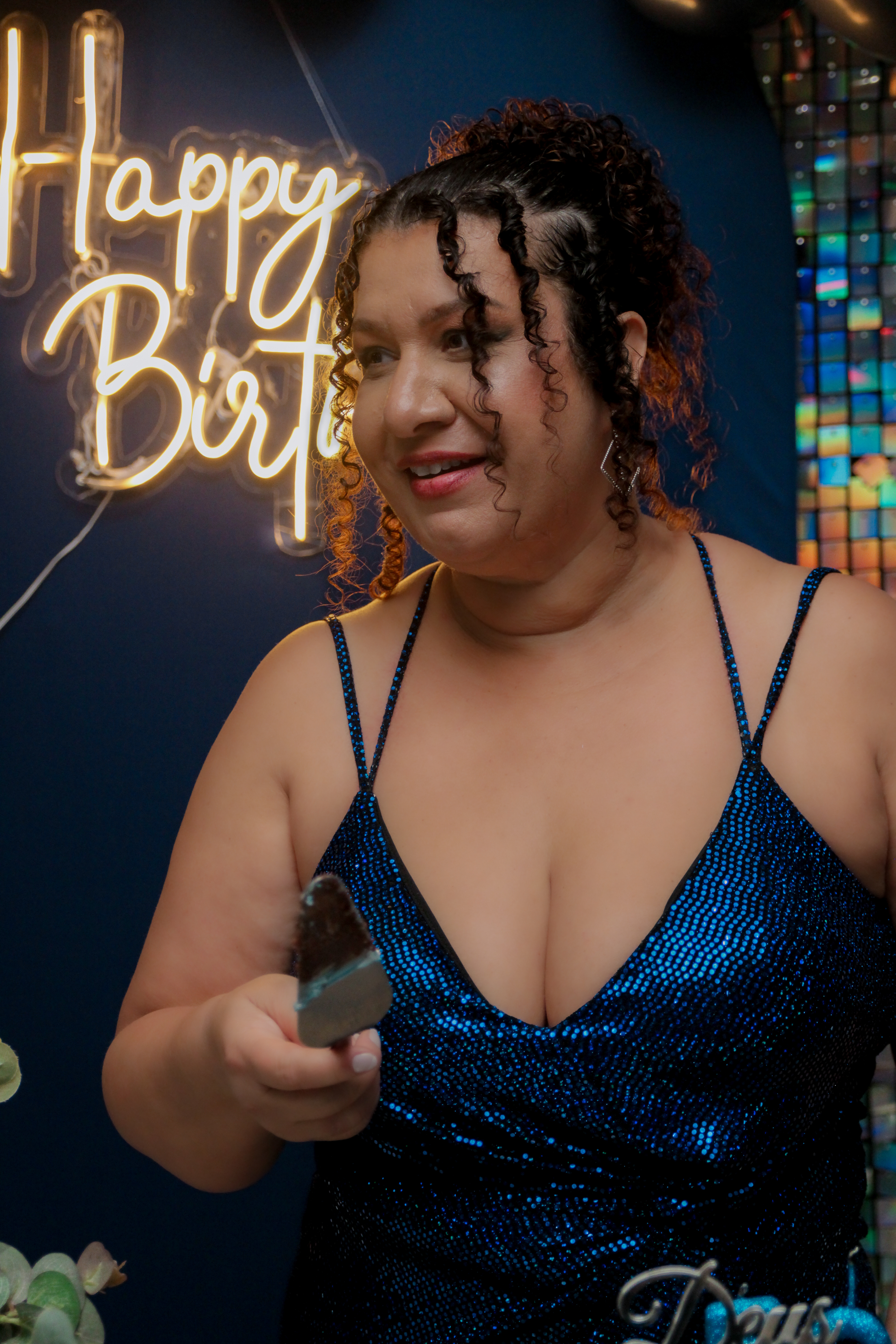 Cícera recebendo parabéns no evento.