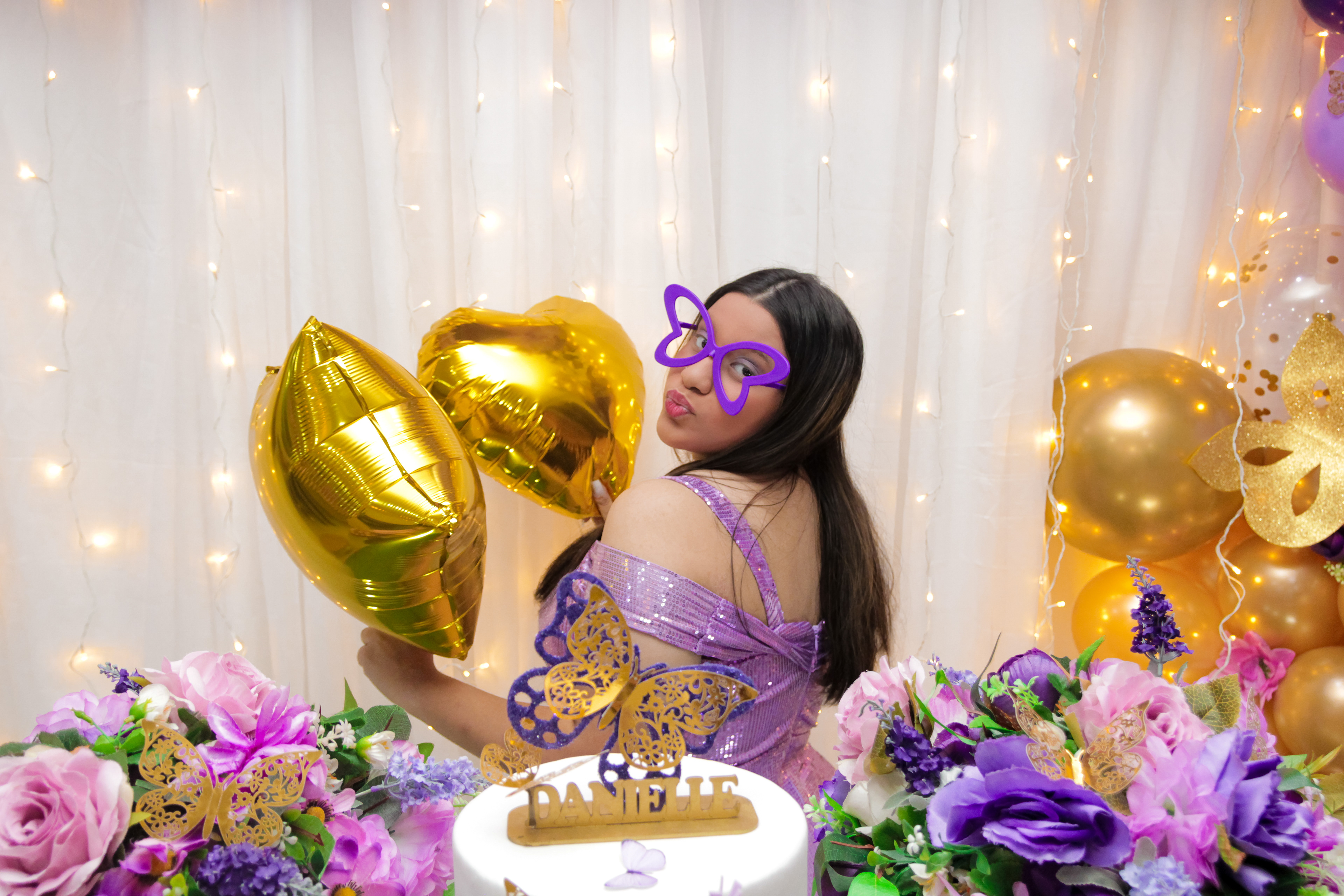 Danielle posando para foto no evento SP.