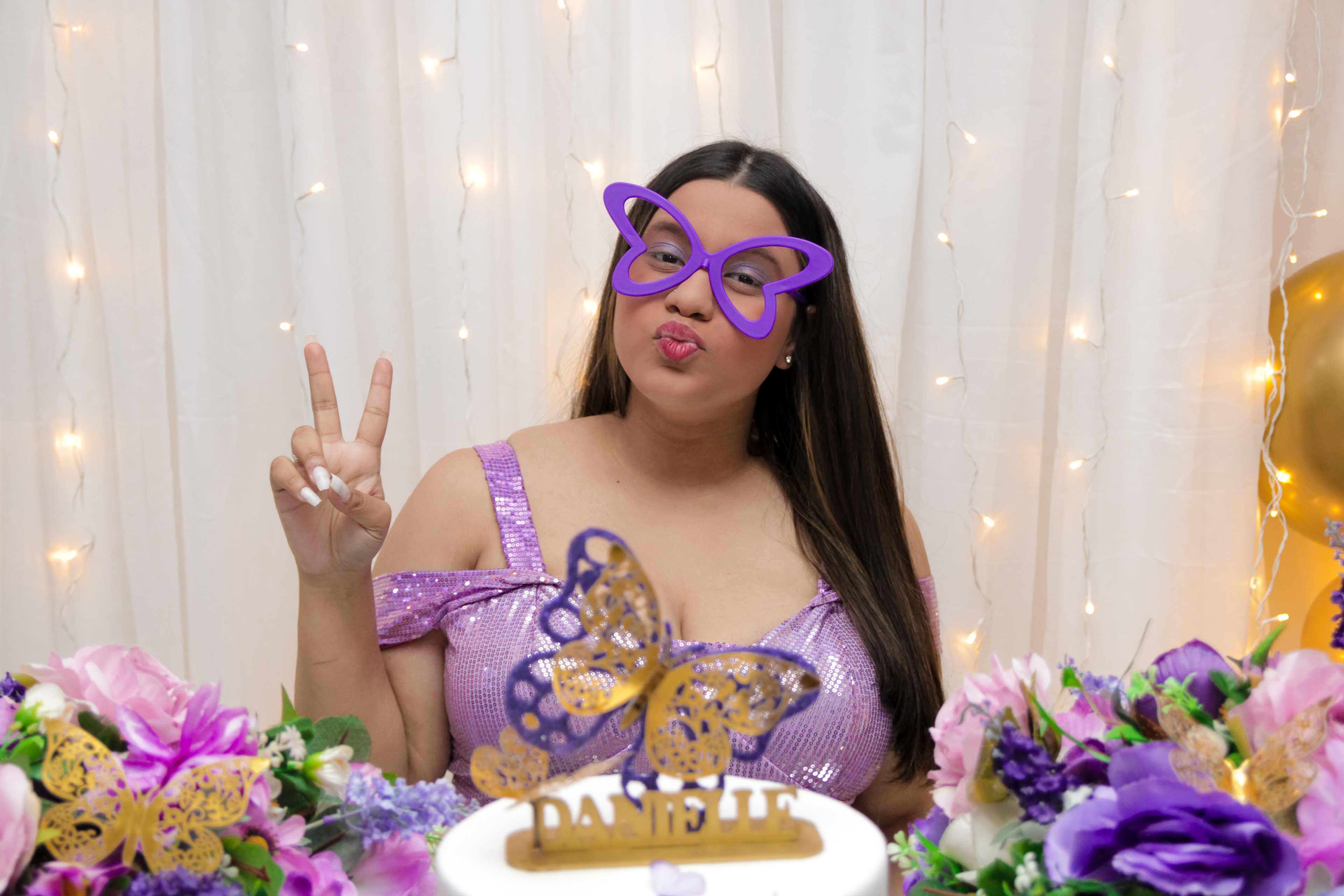 Danielle posando para foto no evento SP.