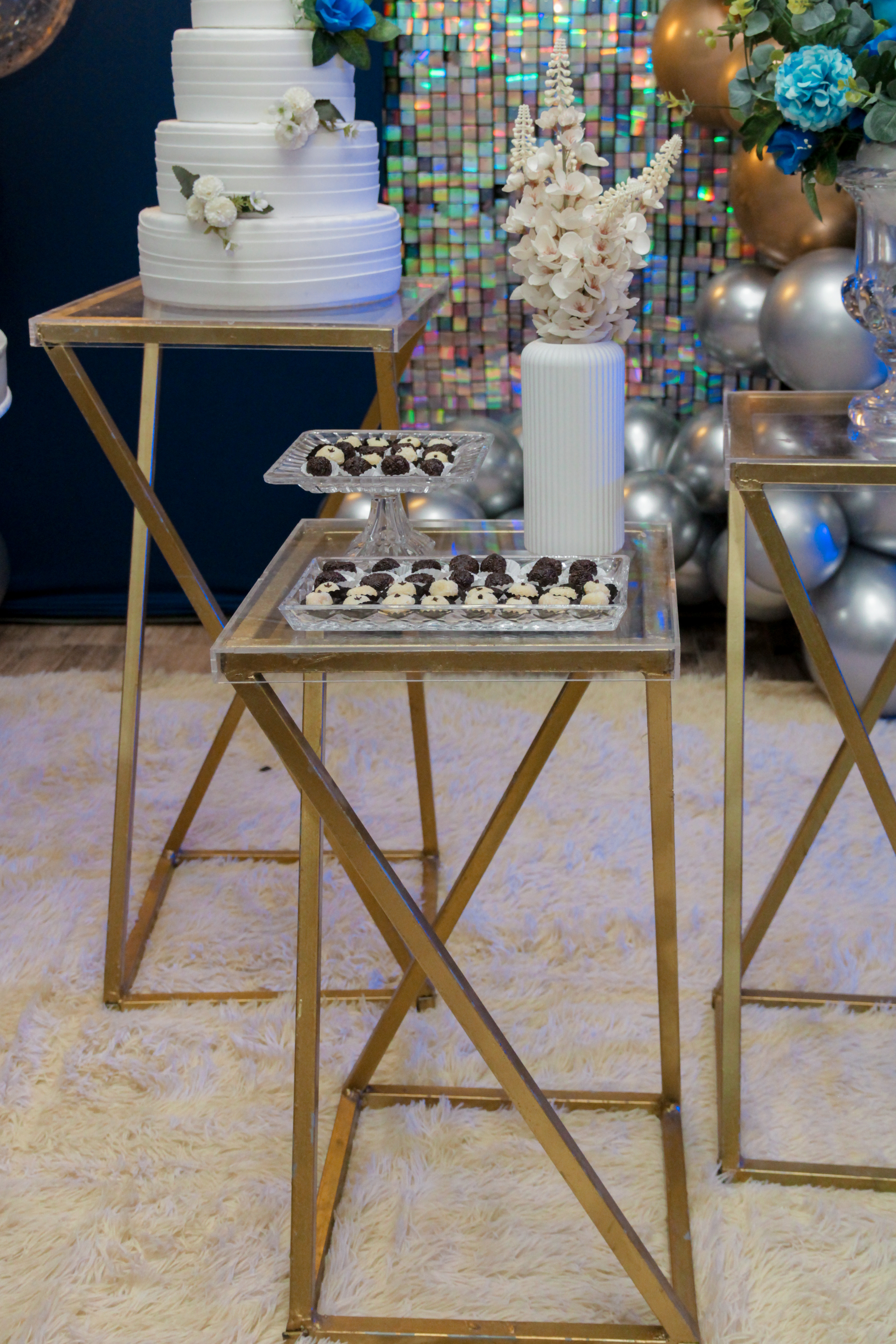 Detalhes das luzes e decoração da festa.