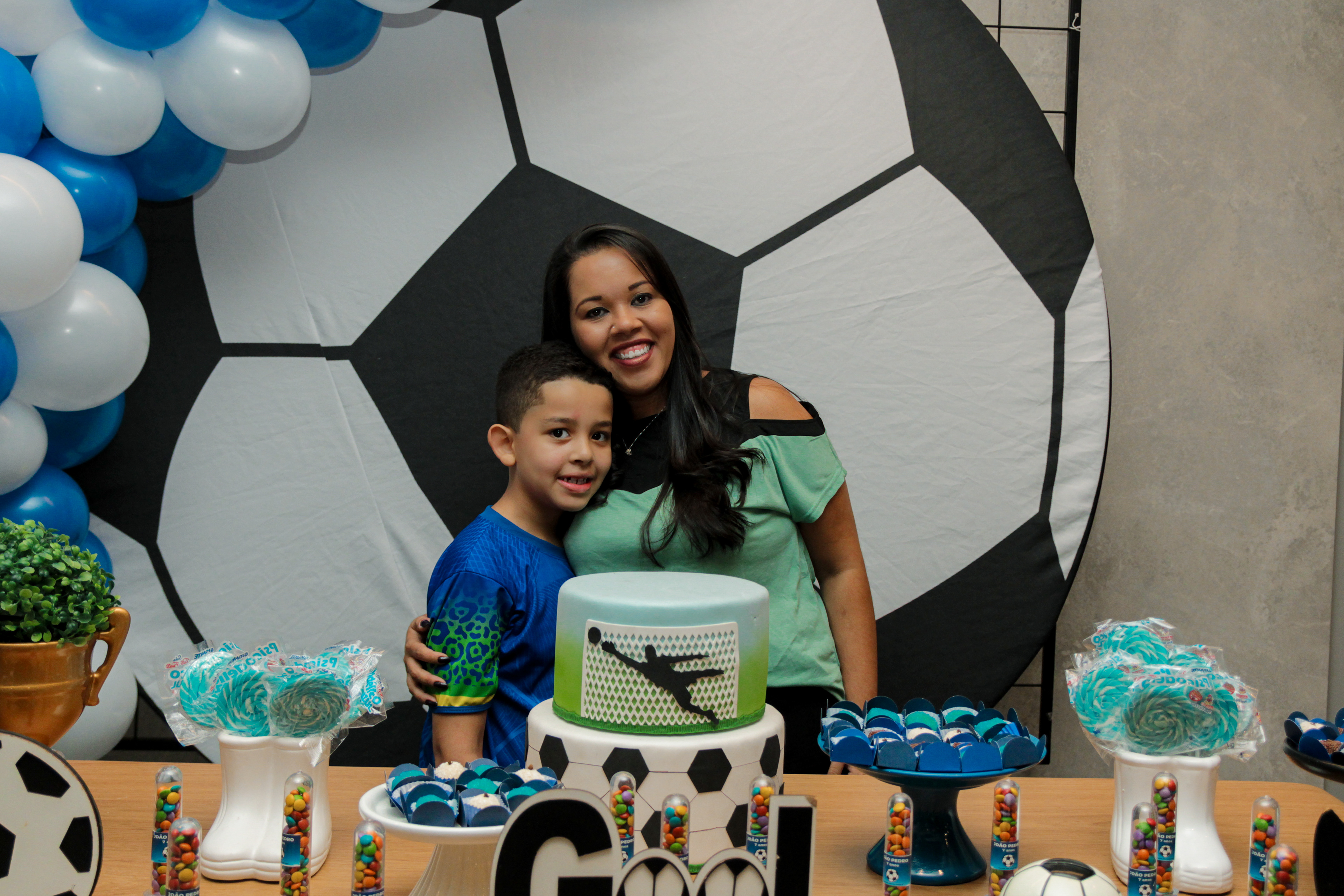 João Pedro abraçando os pais, aniversário SP.