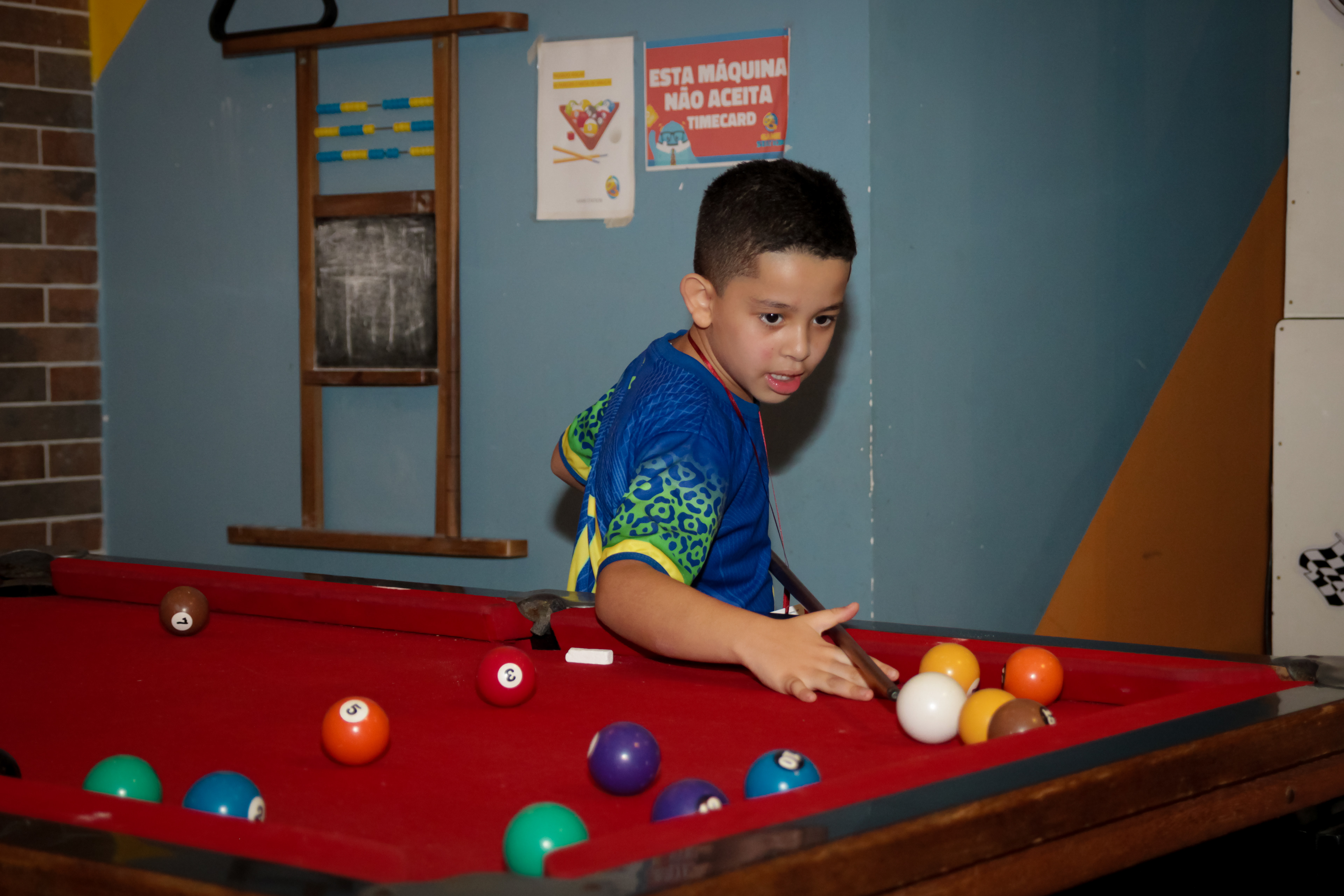 João Pedro em pose alegre, aniversário infantil.