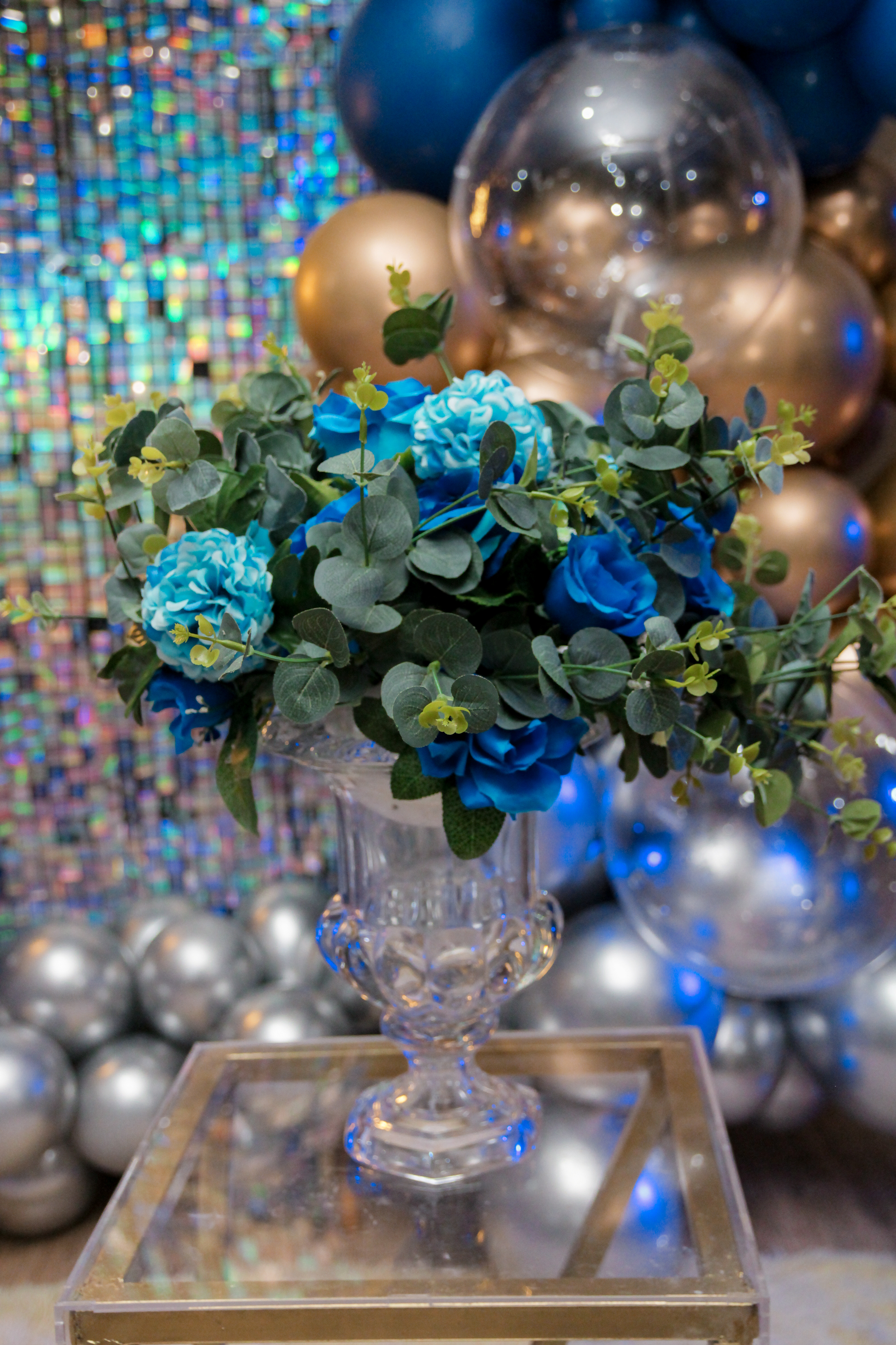 Detalhes das luzes e decoração da festa.