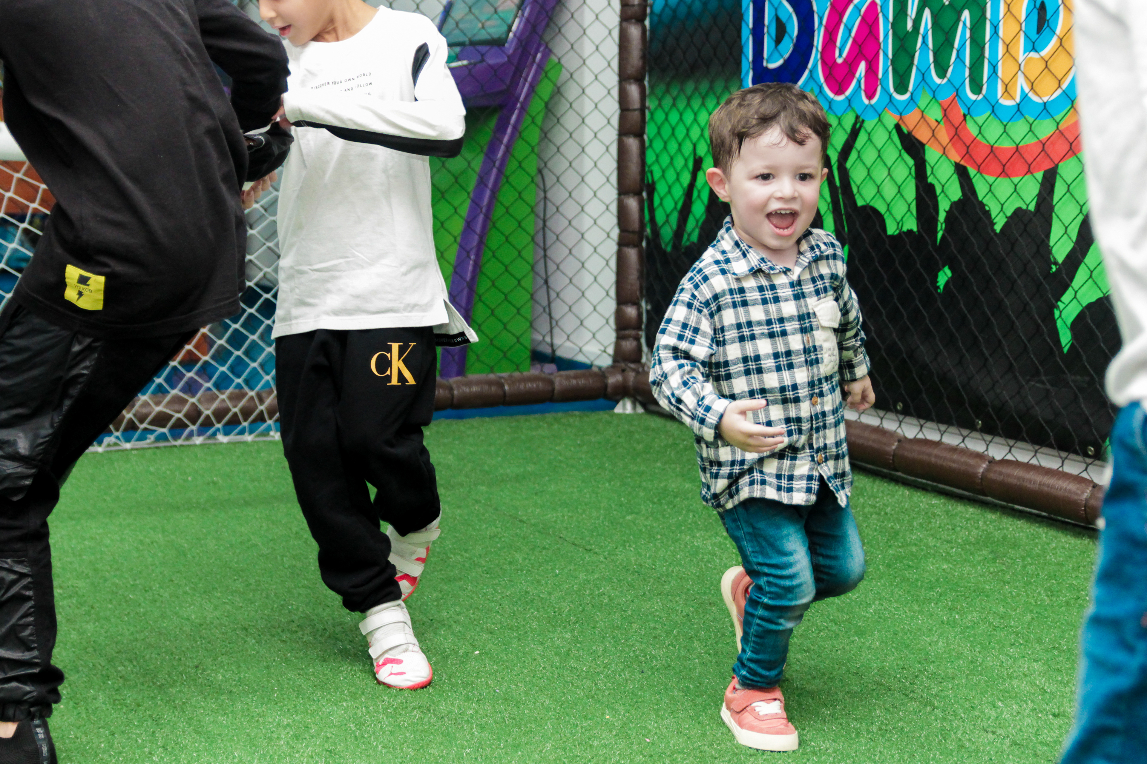 Miguel brincando na festa, tema herói SP.