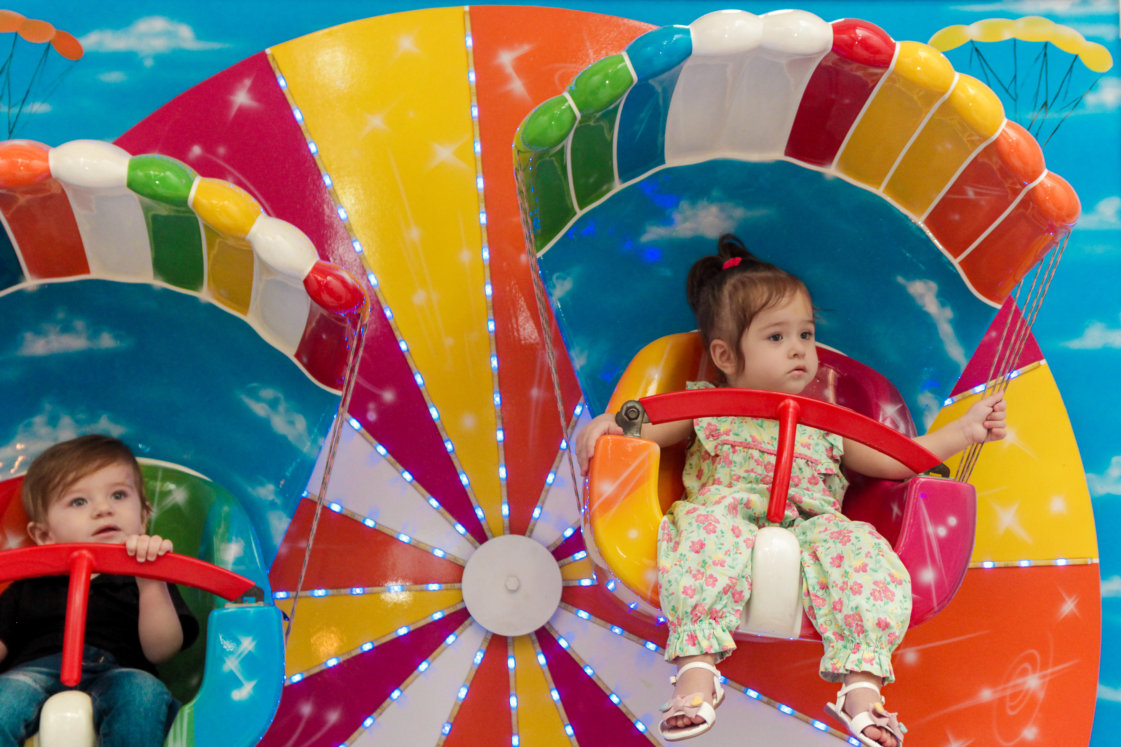 Crianças brincando na festa, tema herói SP.