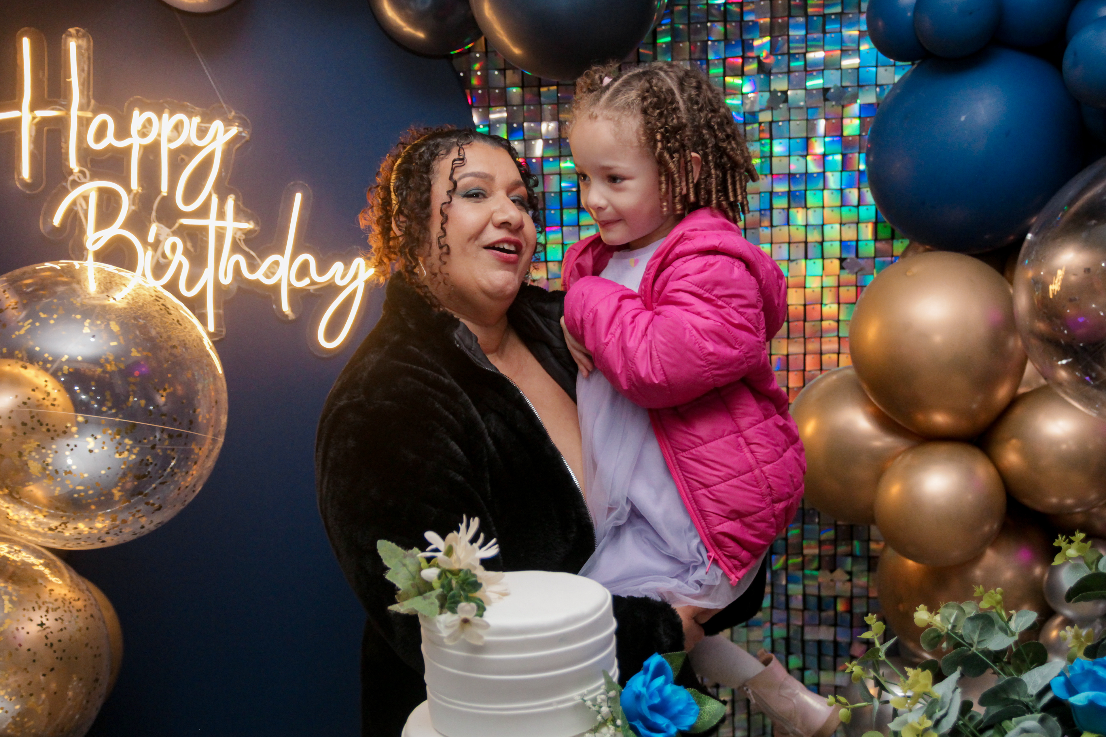 Cícera Alves posando com convidados.