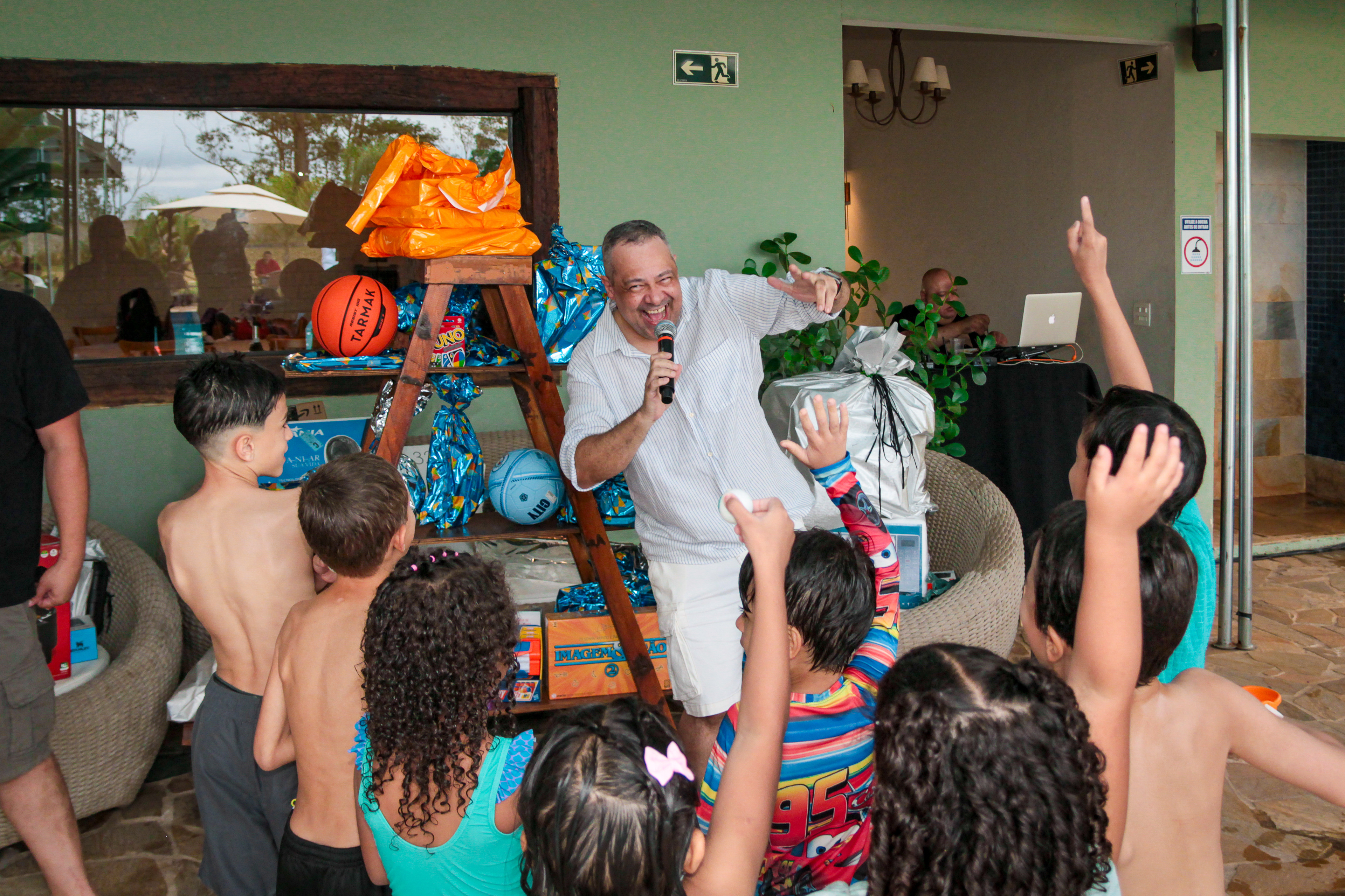 Ambiente descontraído na festa corporativa.