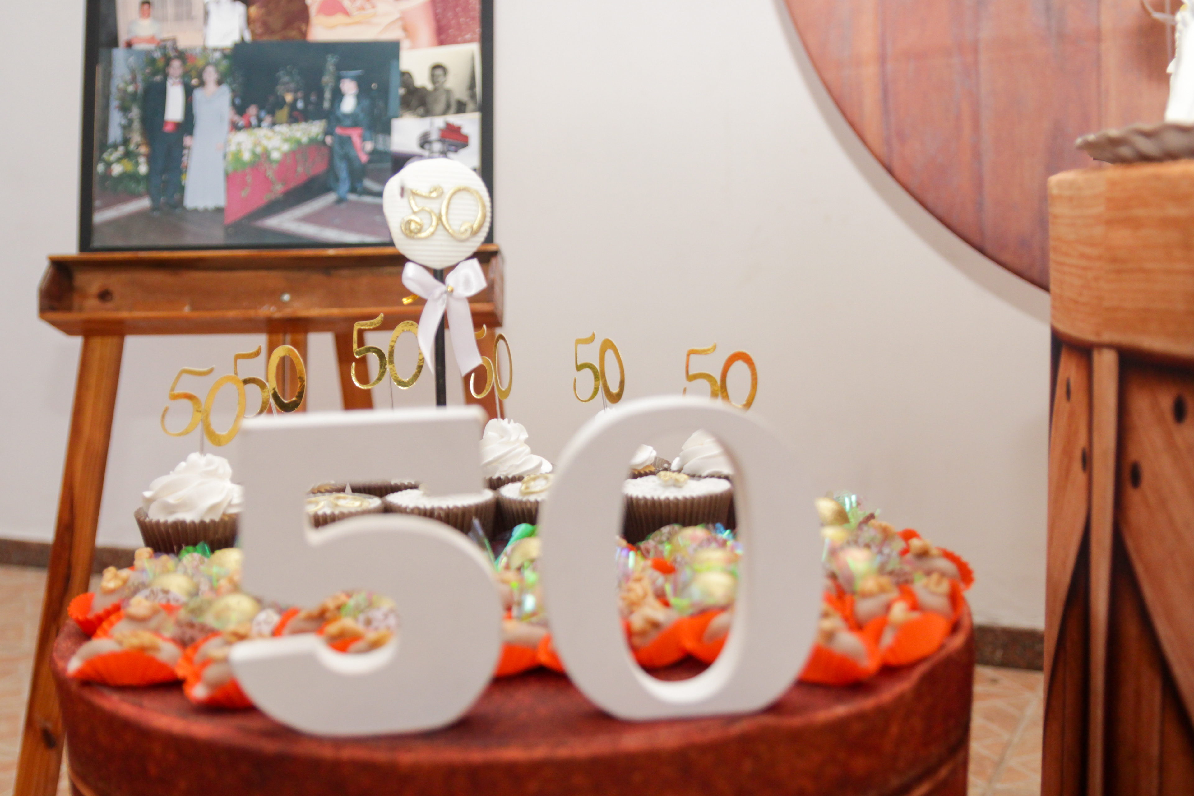 Decoração dourada aniversário 50 anos SP.