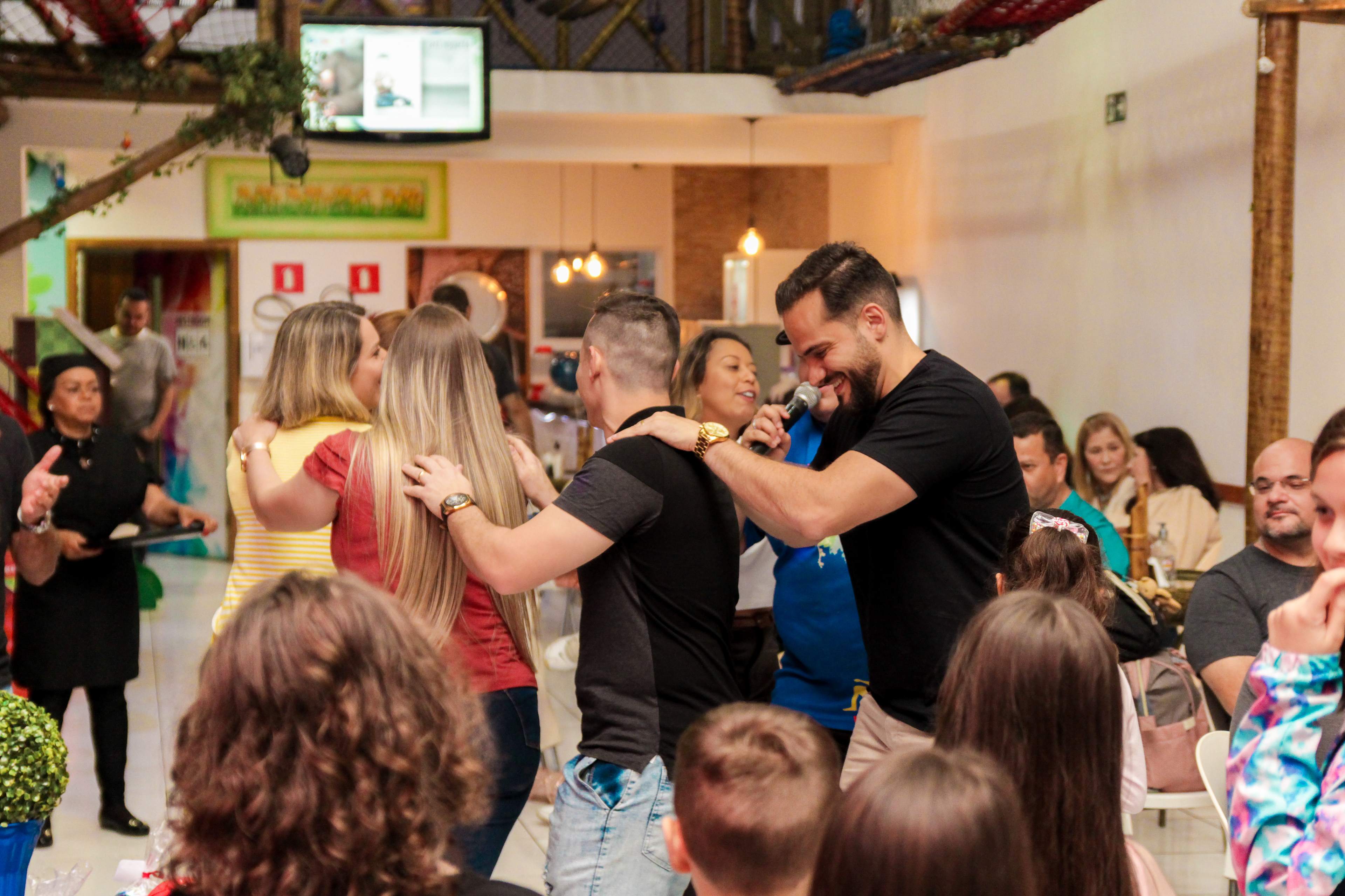 crianças brincando na festa, recreação,  tema herói SP.