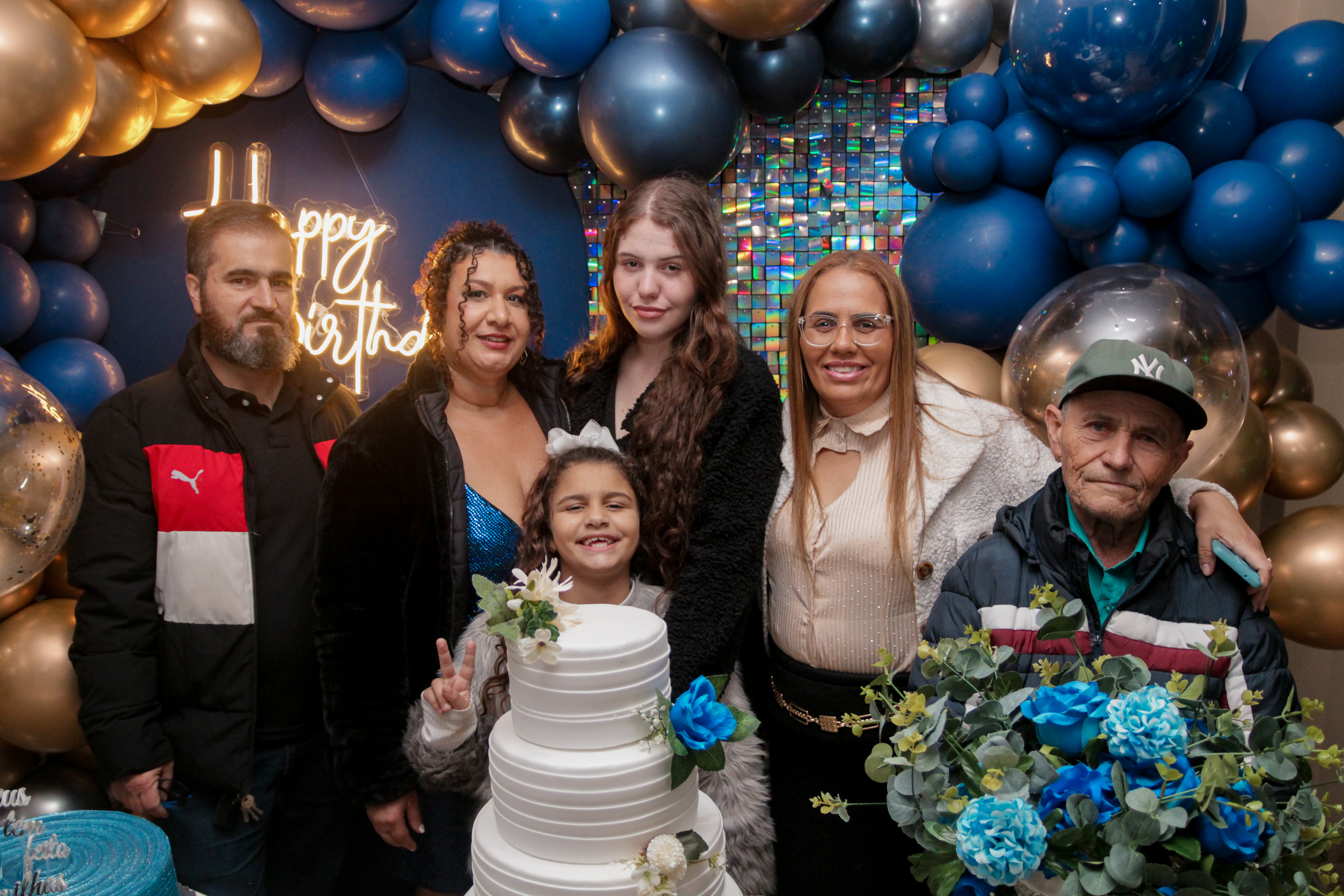 Cícera Alves posando com convidados.