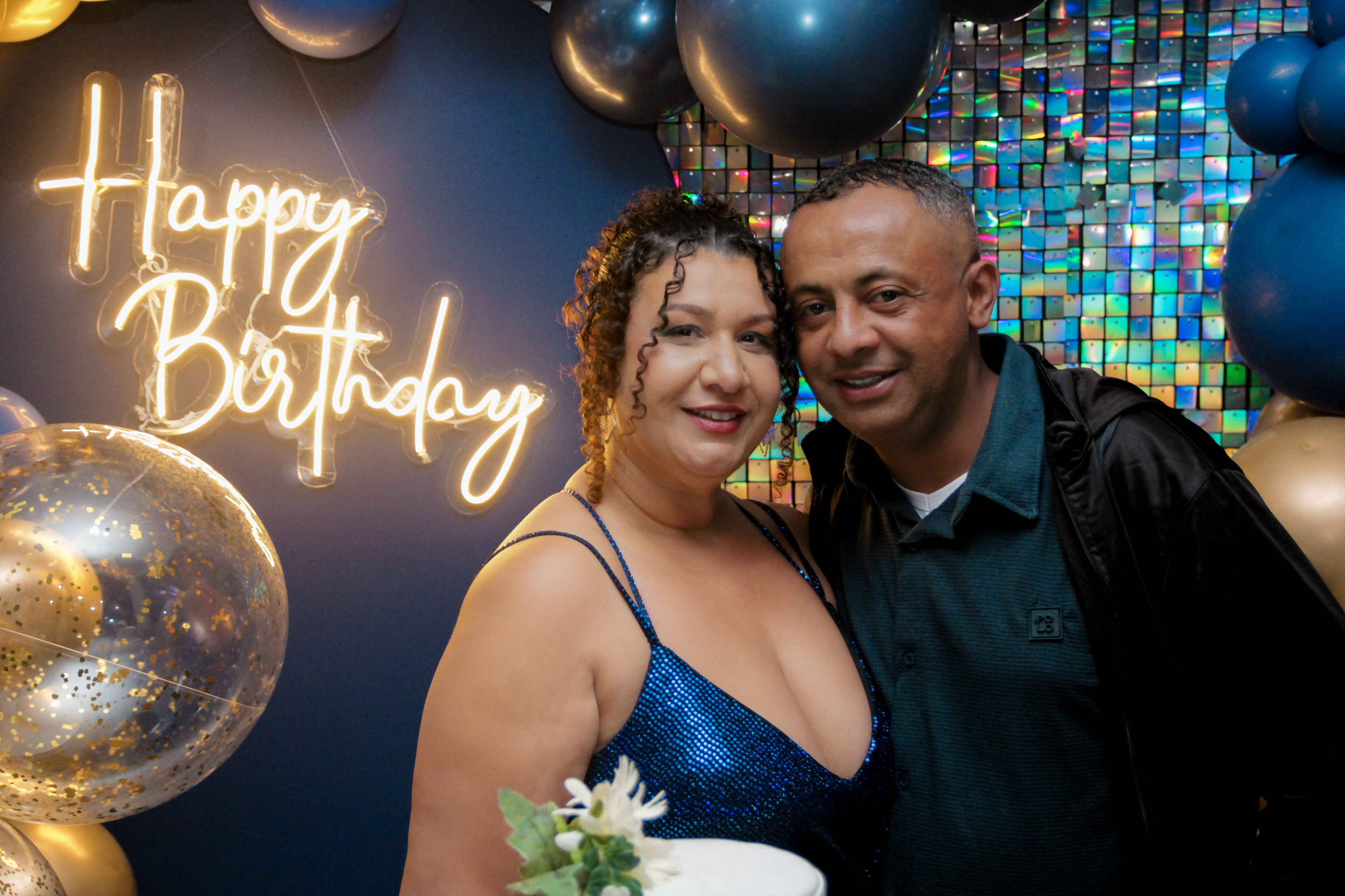 Convidados celebrando com Cícera Alves.